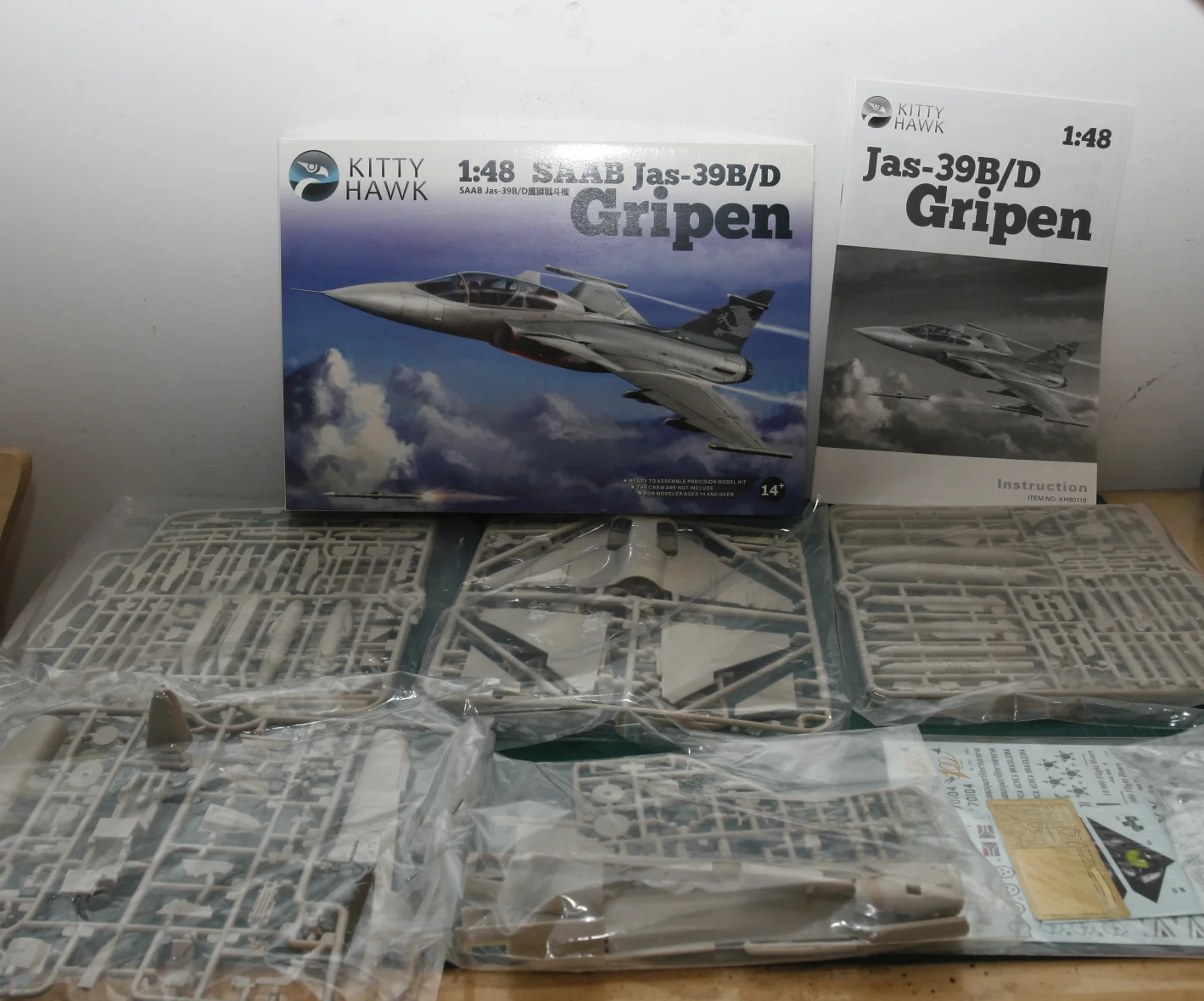 

KittyHawk KH80118 1/48 Scale SAAB Jas-39B/D Gripen Fighter Aircraft Military Hobby Toy Plastic Model Building Assembly Kit Gift