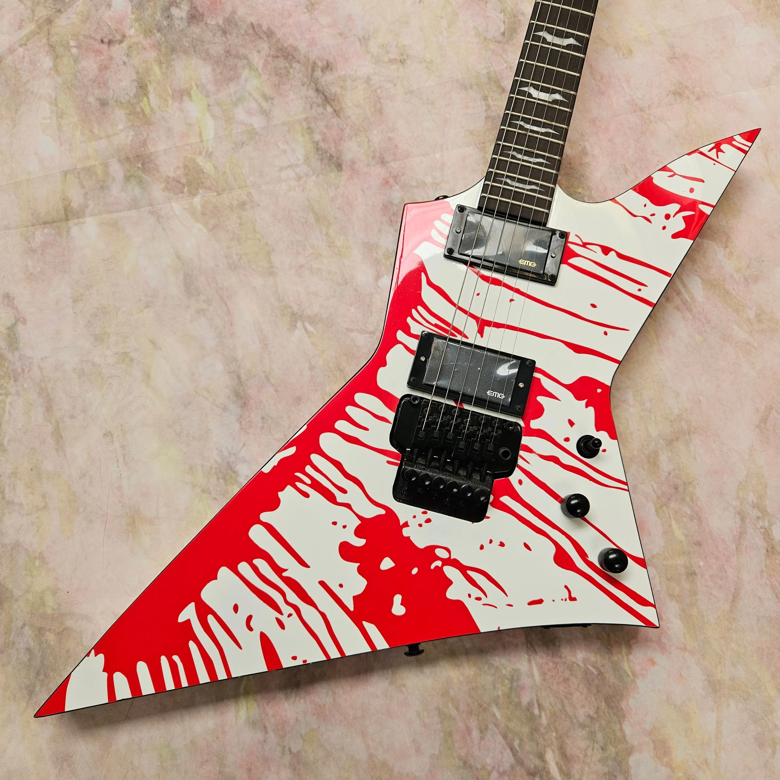 

Шестиструнная электрогитара с узором в виде кровавых пятен, системой звукоснимателей HH и тремоло для гитаристов
