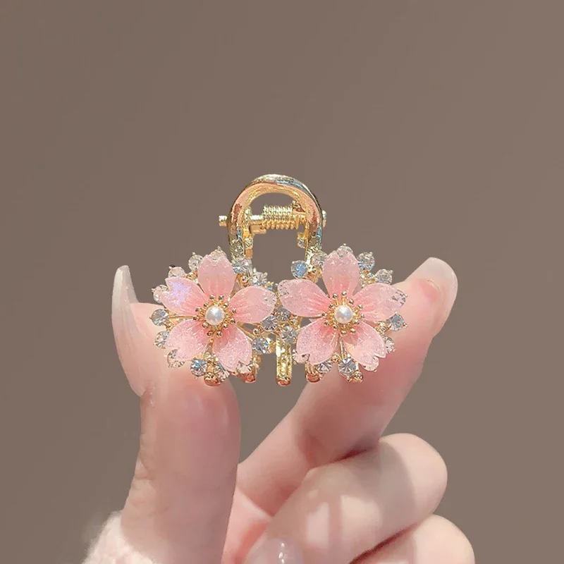 Exquisite Strass-Sakura-Haarklammer für Damen, seitlicher Pony, kleiner Hai-Clip, halbgebundener Haargriff, Haarschmuck im japanischen Stil