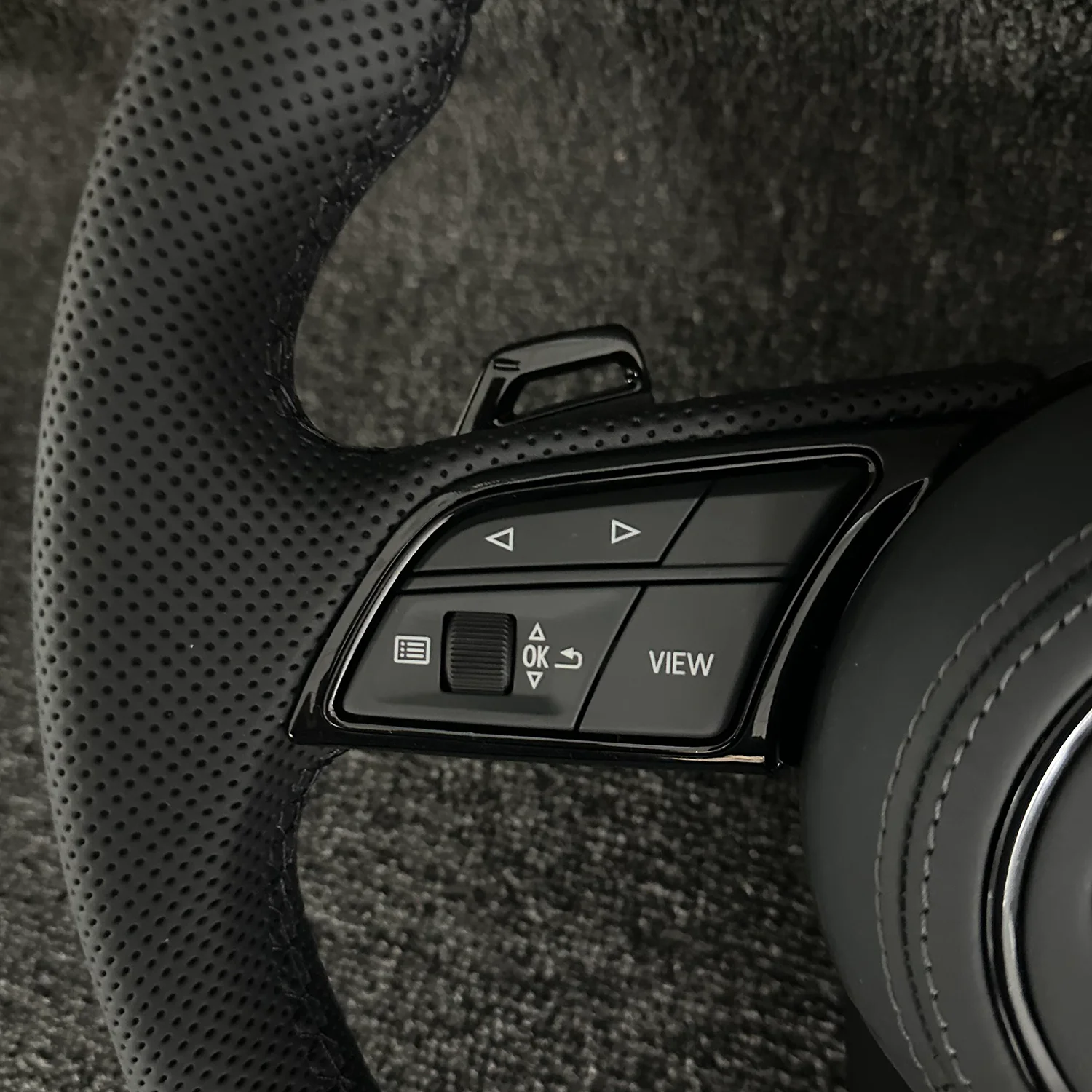 For A1 / A3 / A4 / A5 / A6 / A7 / A8 / Q3 / Q5 / Q7 / Q8 / R8 / TT leather, suede steering wheel covers, horn covers