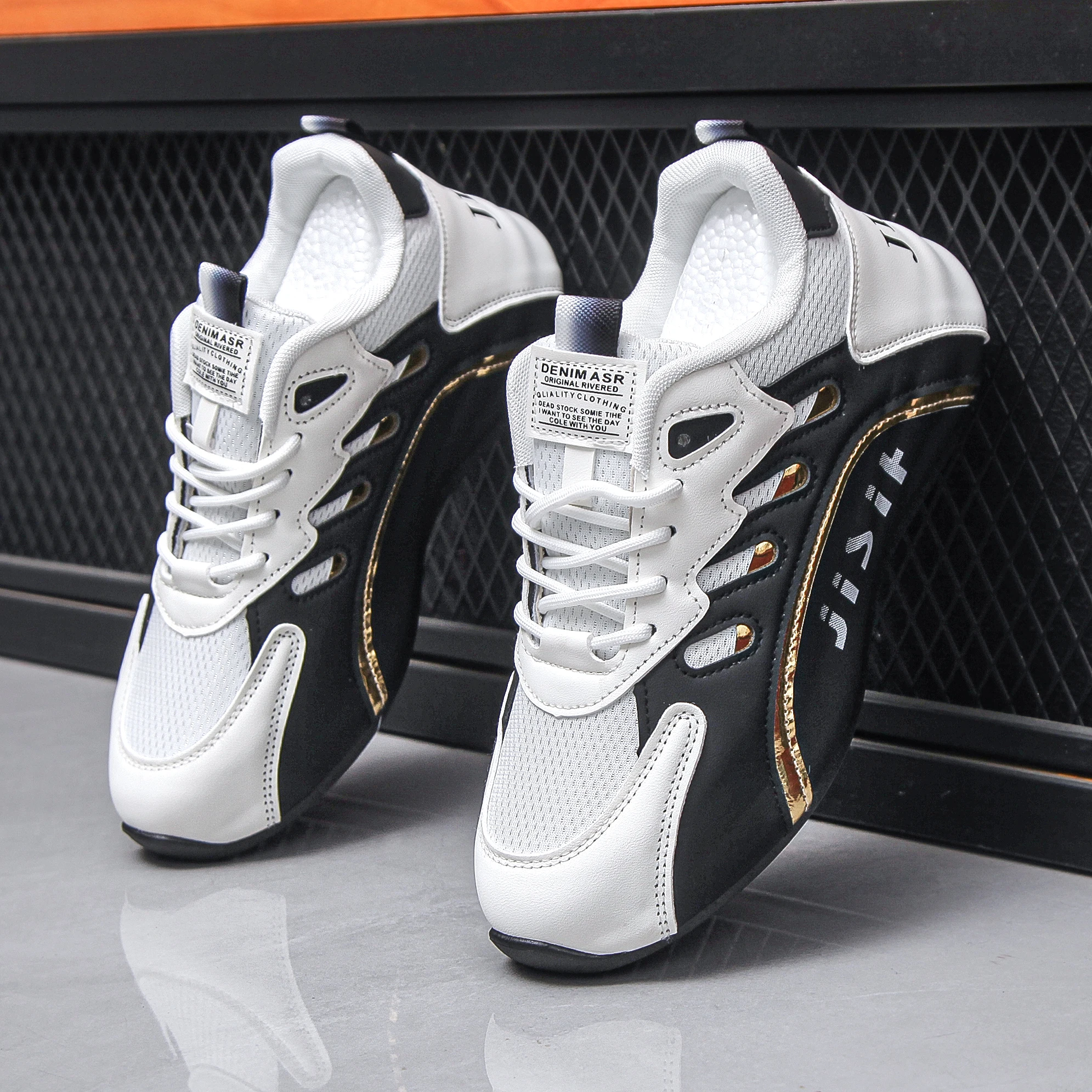 

Мужские модные повседневные кроссовки с противоскользящими шнурками для занятий спортом. Подходит для студентов. Противоскользящие, прочные, универсальные и удобные.