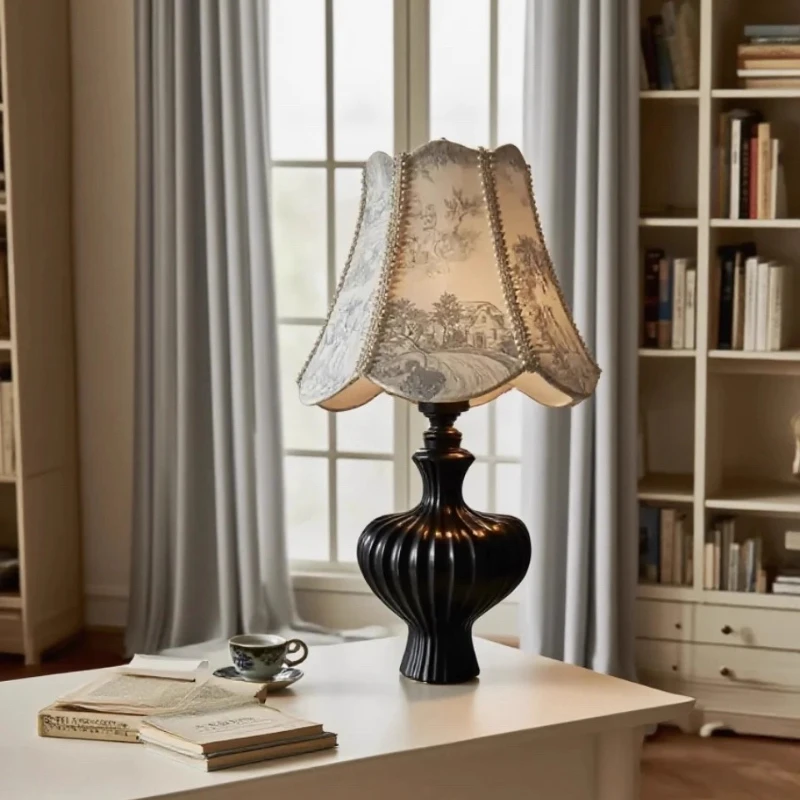 French Retro Courtly Style Floor Lamps For Bedroom and Study Villa Cafe Homestay Fabric Lampshade Decoration Indoor Table Lights