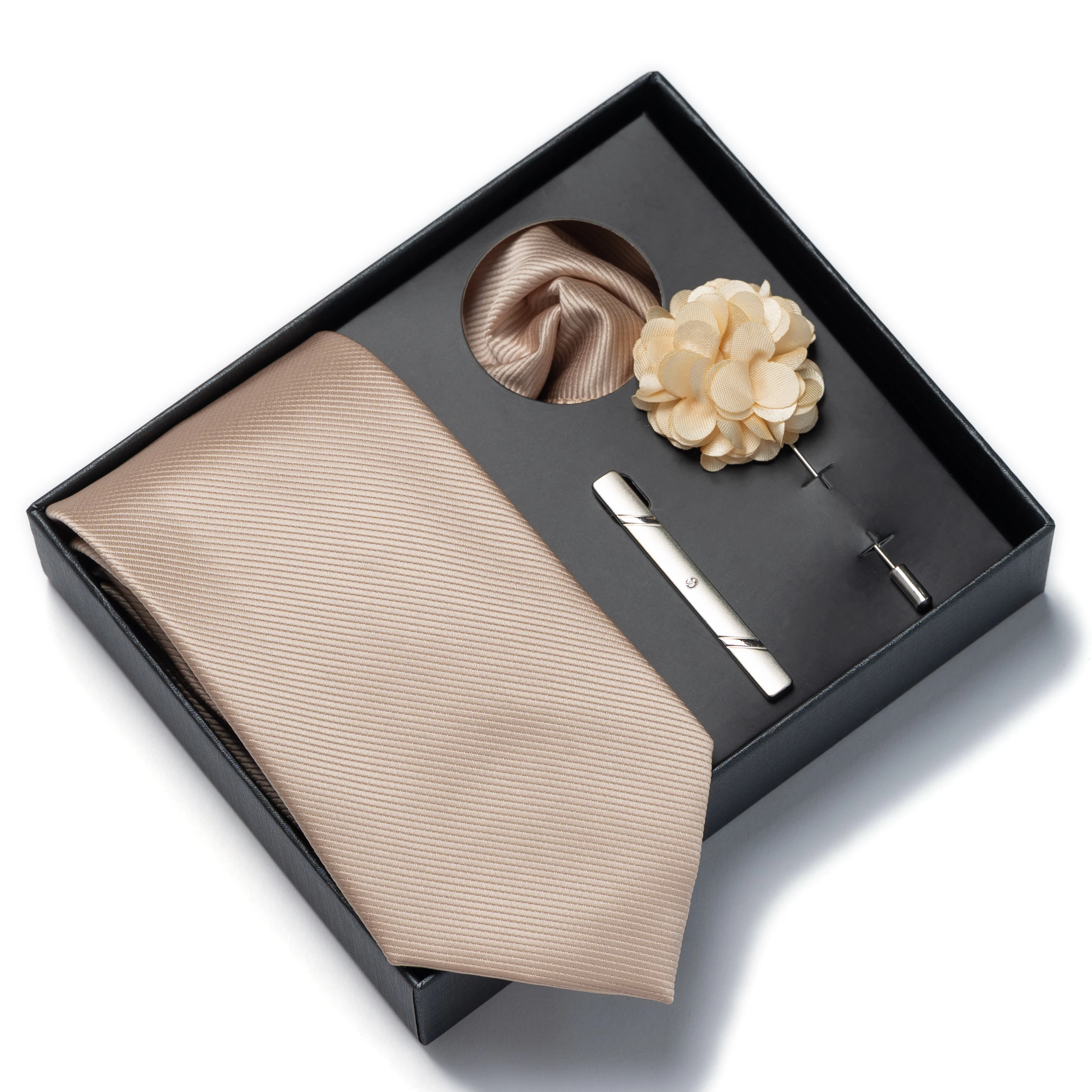 Dieses 4-teilige Herren-Krawattengeschenkset in einfarbiger Ausführung enthält eine Brosche, ein Korsagenblumen-Set und ein Taschentuch. Es ist ein perfektes Geschenk zum Valentinstag. – Detail 8