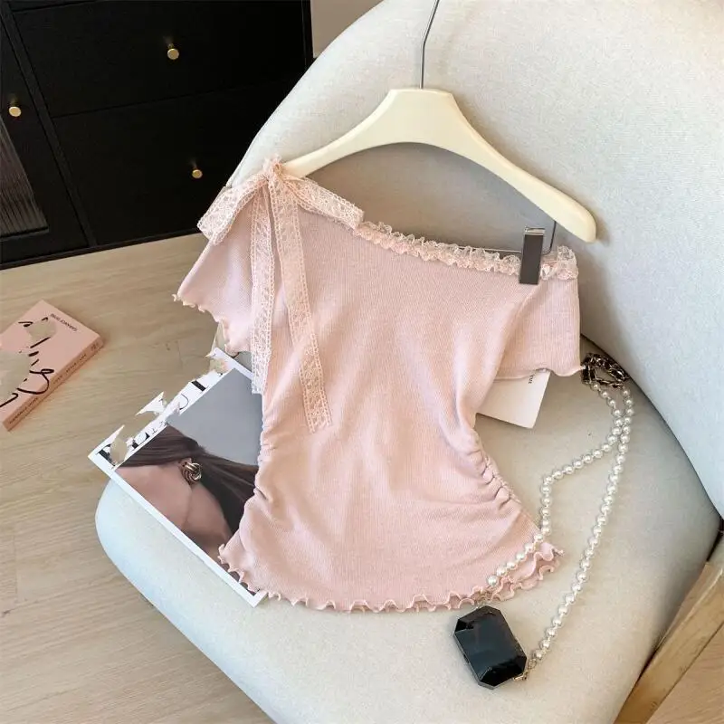 Puro desejo doce renda borda ombro inclinado manga curta camiseta para mulheres verão moda novo estilo laço cintura apertado topo