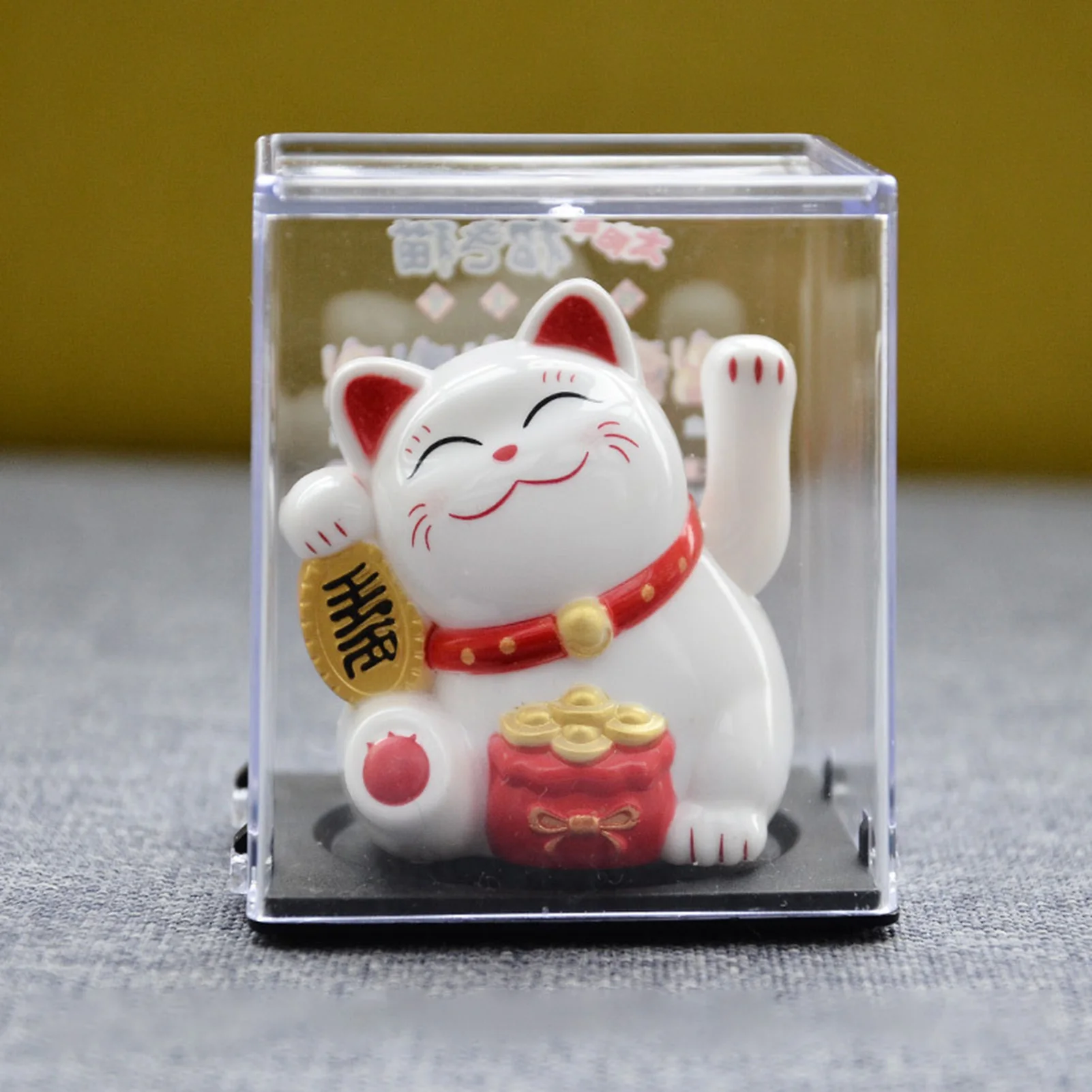 Lucky Cat Small Ornament Solar Powered Waving Hand Fortune Welcoming Cat Resin Figurine Desktop Decoration Home Car Office Gifts