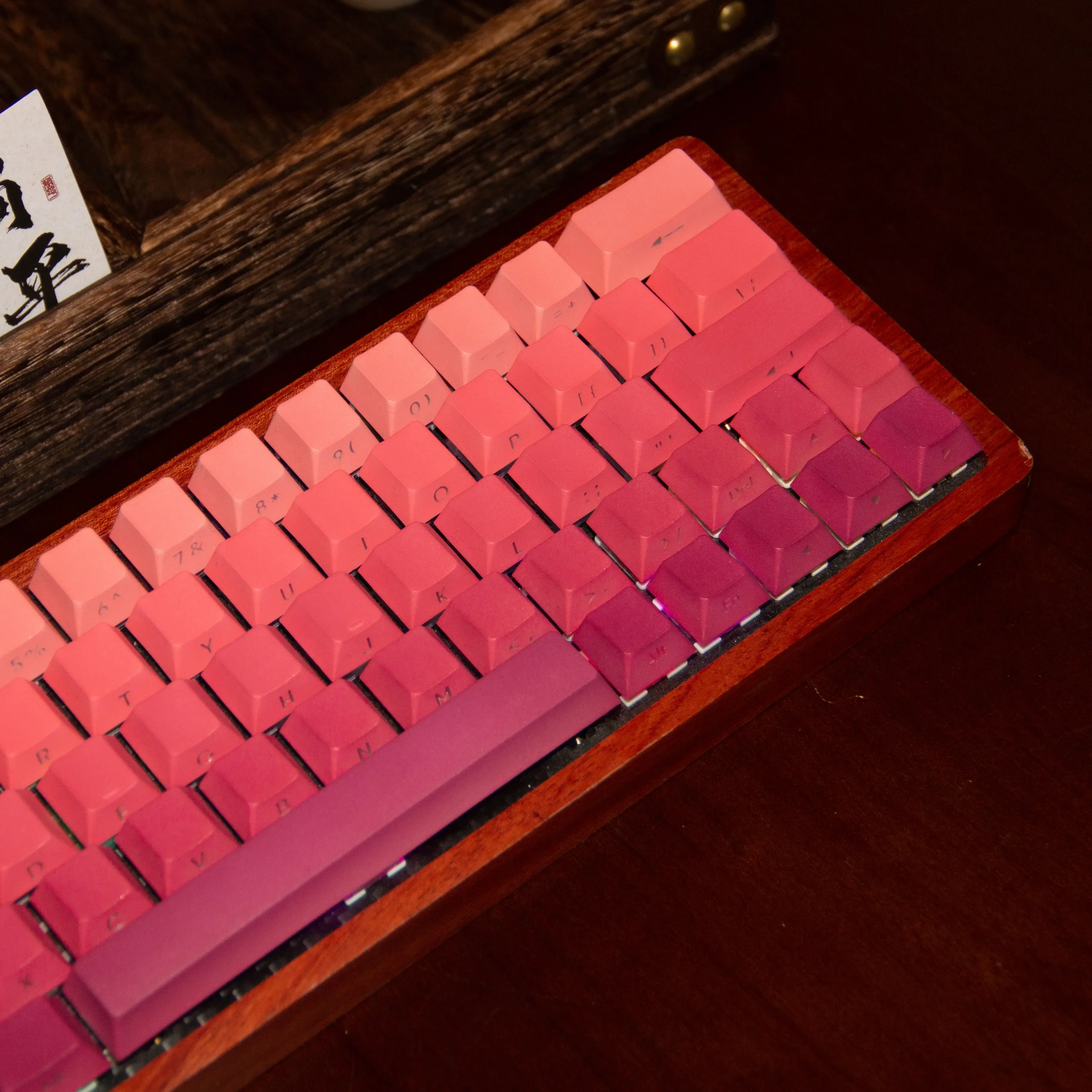 Geleidelijke verandering rouge kleur is gegraveerd zijkant gegraveerde lichtdoorlatende keycaps, mechanisch toetsenbord PBT keycaps, vijfzijdig warm