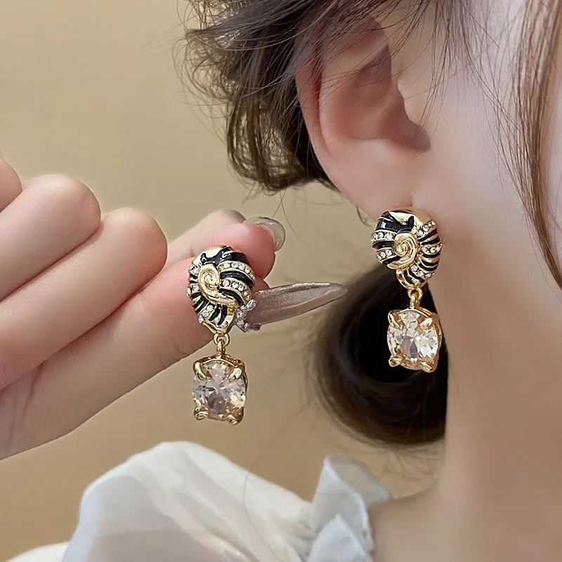 Inlaid Rhinestone Conch Earrings for Women Personality Medieval High-grade Zircon Drop Earring Female Chams Jewelry Gift