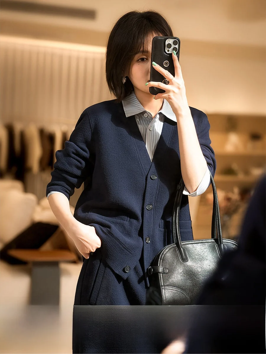 

Комплект Xhange Slow Time Lazy Feelings: Открытый кардиган, повседневные брюки и юбка — тройка. Весна 2026. Женский модный ансамбль.