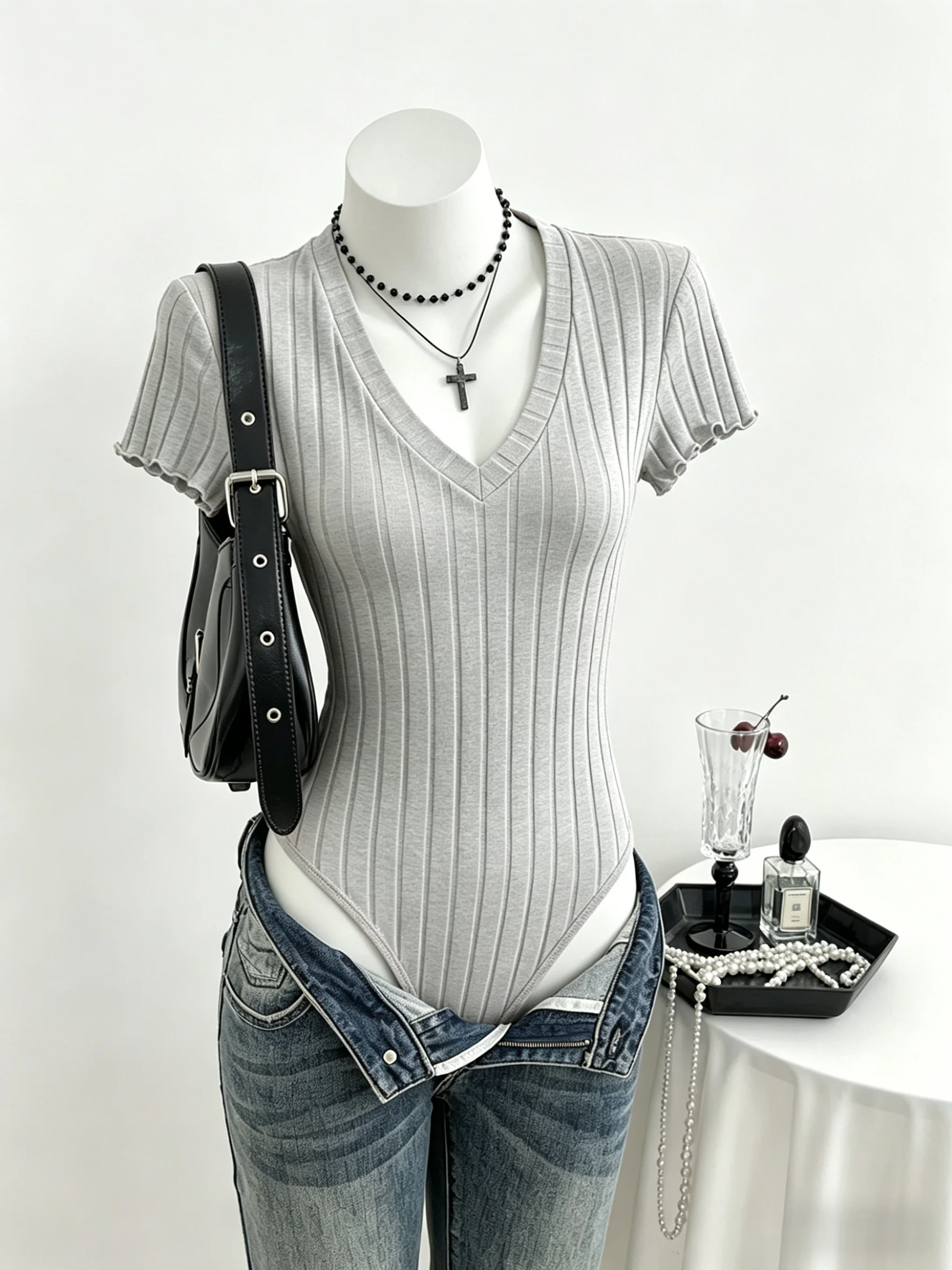 Damen gerippter V-Ausschnitt Kurzarm-Body mit Rüschenärmeln, schmal geschnittener, dehnbarer Strick-Jumpsuit, lässiger Mode-Top für Ausgehzwecke. – Detail 9