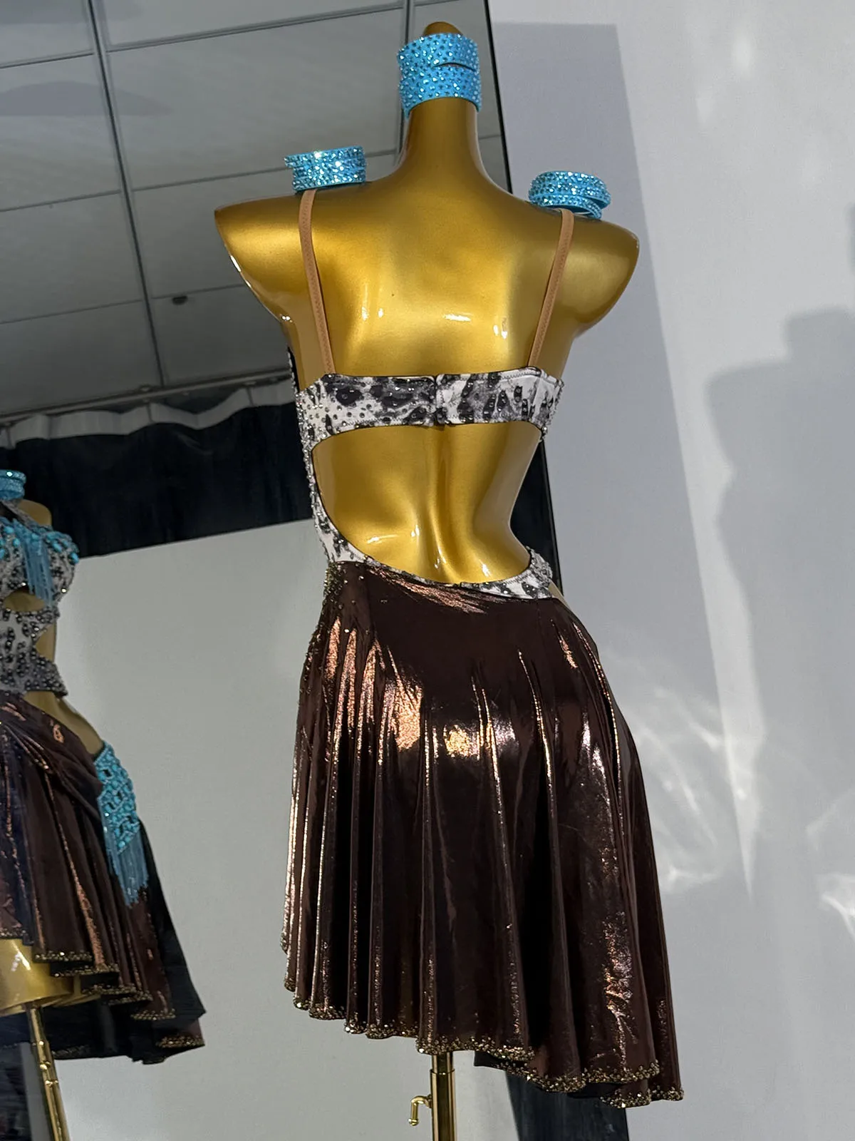 

Платье для латинских танцев на заказ — профессиональный дизайн с бахромой, блестящей отделкой и индивидуальным кроем для соревнований