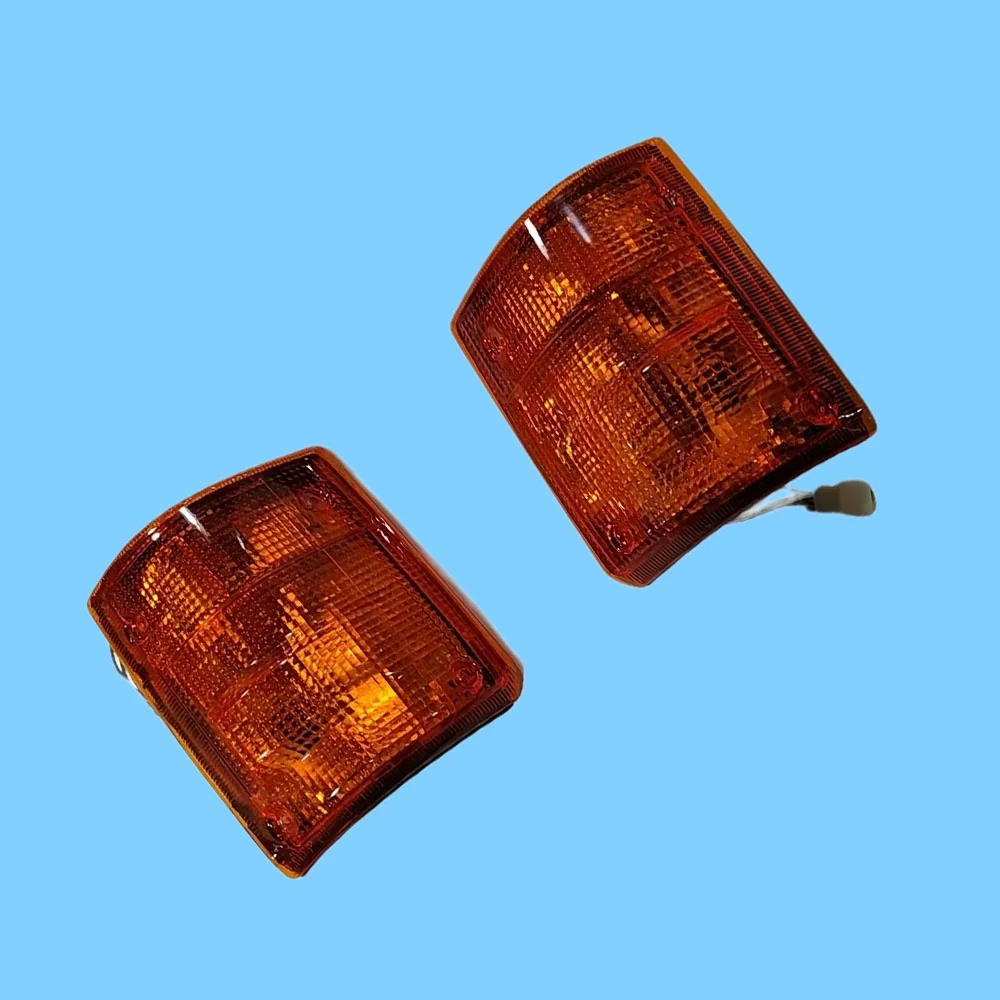 Suitable for Nissan TITAN T3500 T4000 1994 to 2000 models with yellow front corner lights 2PCS