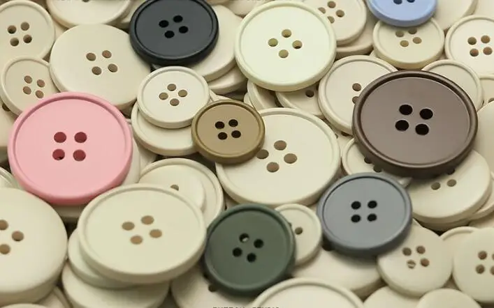 10pcs/LotSize:15-25mm Colorful spray painting four eyes thin edge resin Buttons fashion Button trench coat Sewing (SSA-4066)