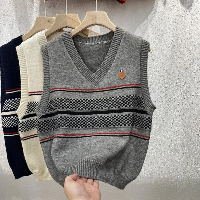 Grey Vest Women's Sweater Beig V-neck Striped Knit Tops for Woman Graphic 90s Vintage Jersey Crochet 2024 New Collection Modern