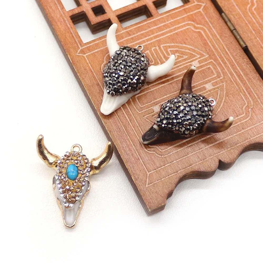 Colgante de hueso de calavera de toro de resina Retro con diamantes de imitación incrustados, abalorio de cabeza de toro DIY, collar para hombre, accesorios para hacer joyas, 1 ud.