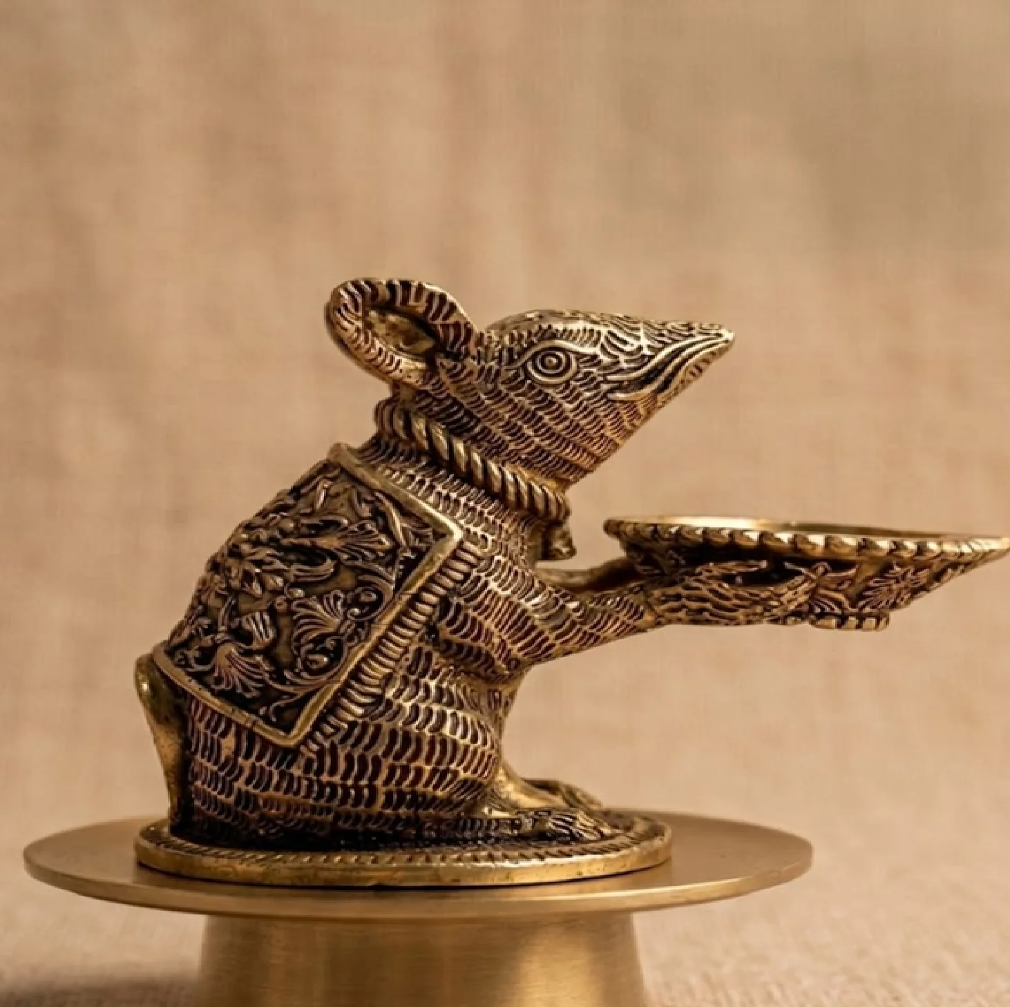 Exquisite retro brass alligator head side table furniture enhances the sense of luxury in the room