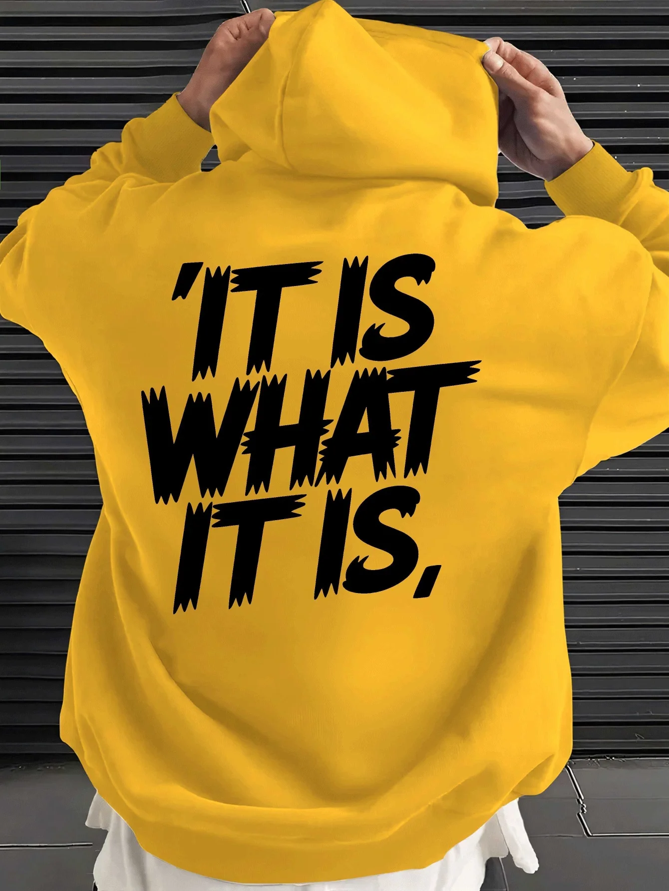 Herren-Hoodie mit Aufdruck „It Is What It Is“, kräftiger Slogan-Text, vollflächiger Rückendruck, Oversize-Streetwear, lässiger Pullover für den Herbst – Detail 5