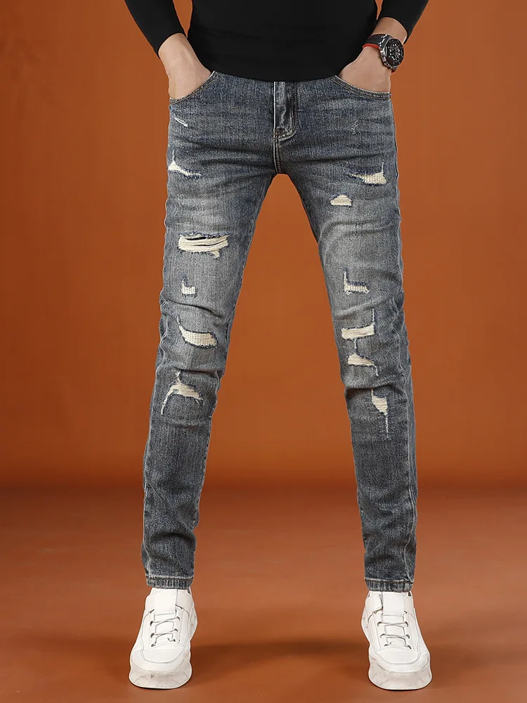 Pantalones rasgados de moda para hombre retro street 2025 nuevos pantalones vaqueros de pierna pequeña elásticos de gama alta de otoño