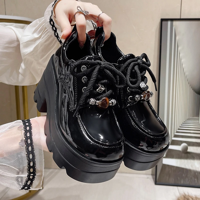 

Большие размеры 42, женские кроссовки на массивной платформе, новые осенние нескользящие женские туфли на шнуровке 8,5 см с толстой подошвой из лакированной кожи в готическом стиле
