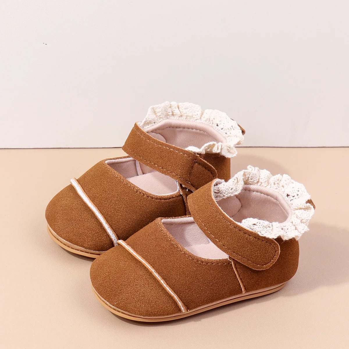 2025 Trendy Baby Girl Mary Janes Suole morbide antiscivolo Dettaglio in pizzo Ideali neonati ai primi camminatori 0-18M Scarpe da bambina per bambina