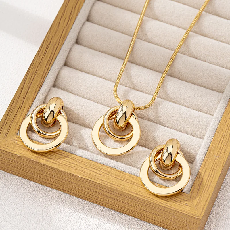 A Suit of Vintage Gold Color Simple Metal Geometry Circle Necklace Earrings Set for Women Trend Party Jewerly Gift Daily Wear
