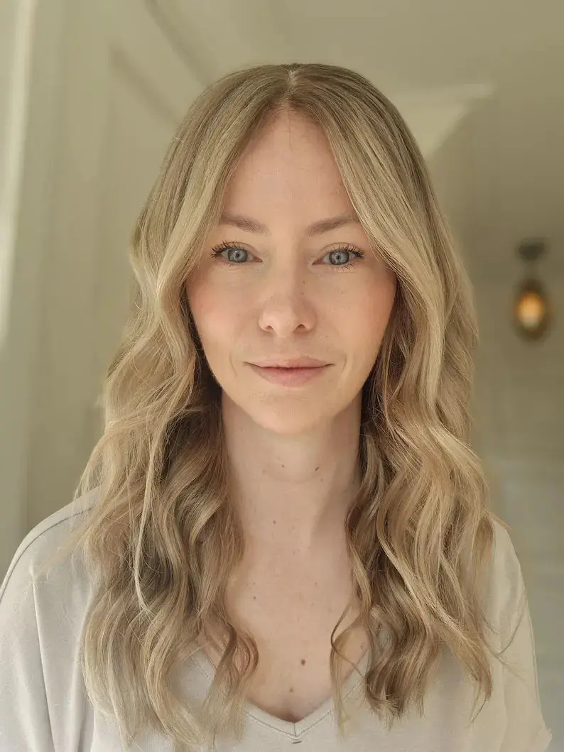 Wig Wanita Highlight Ombre Pirang Muda Berkualitas Tinggi Wig Sintetis Lace Front Wig Wanita Model Body Wave Wig Belahan Rambut Bebas Belahan Tengah