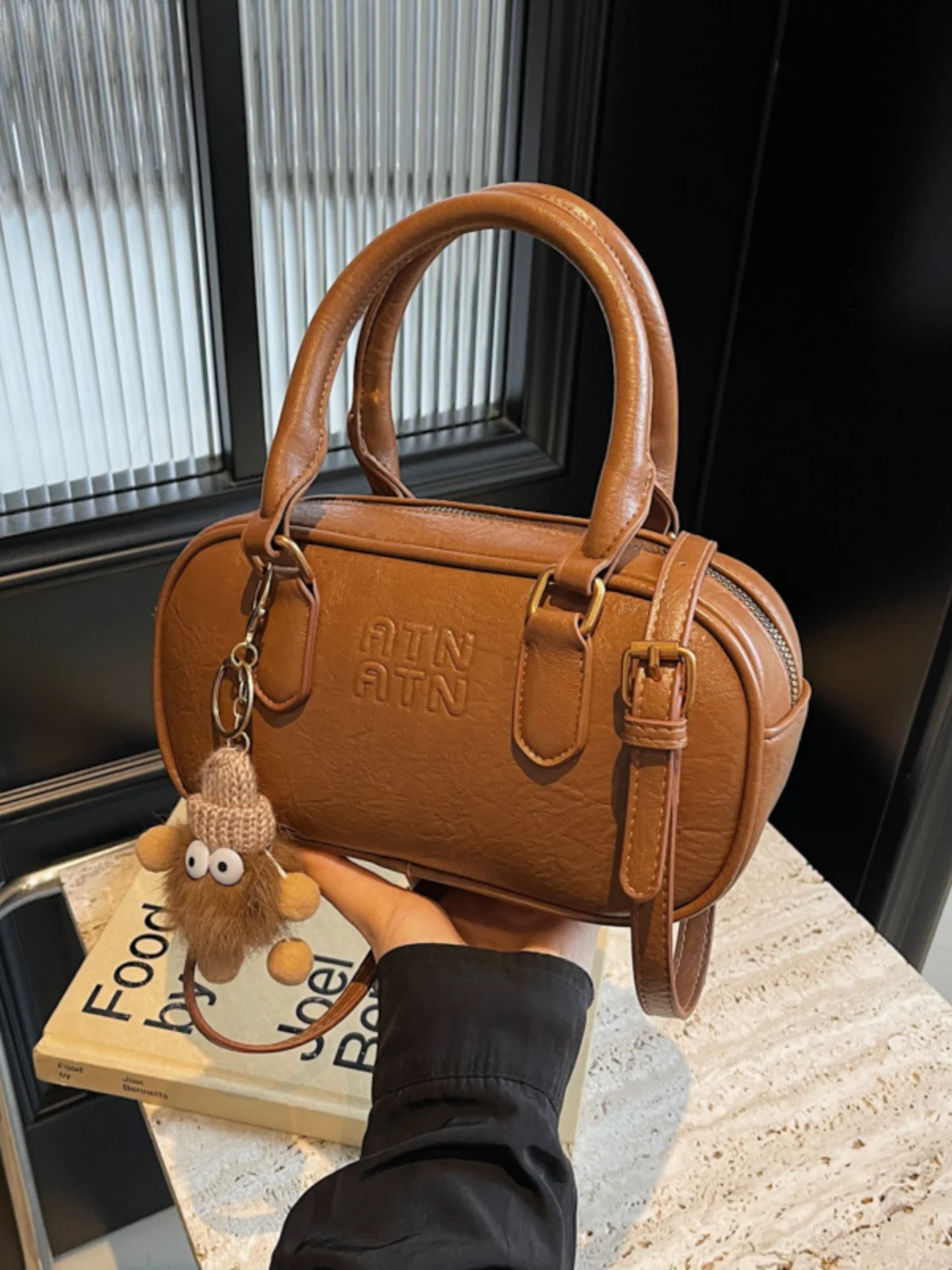 

Fall Winter Retro Bowling Bag Women's 2024 New Versatile Crossbody Bag Luxury Sensation Handbag Single oulder Pillow ape