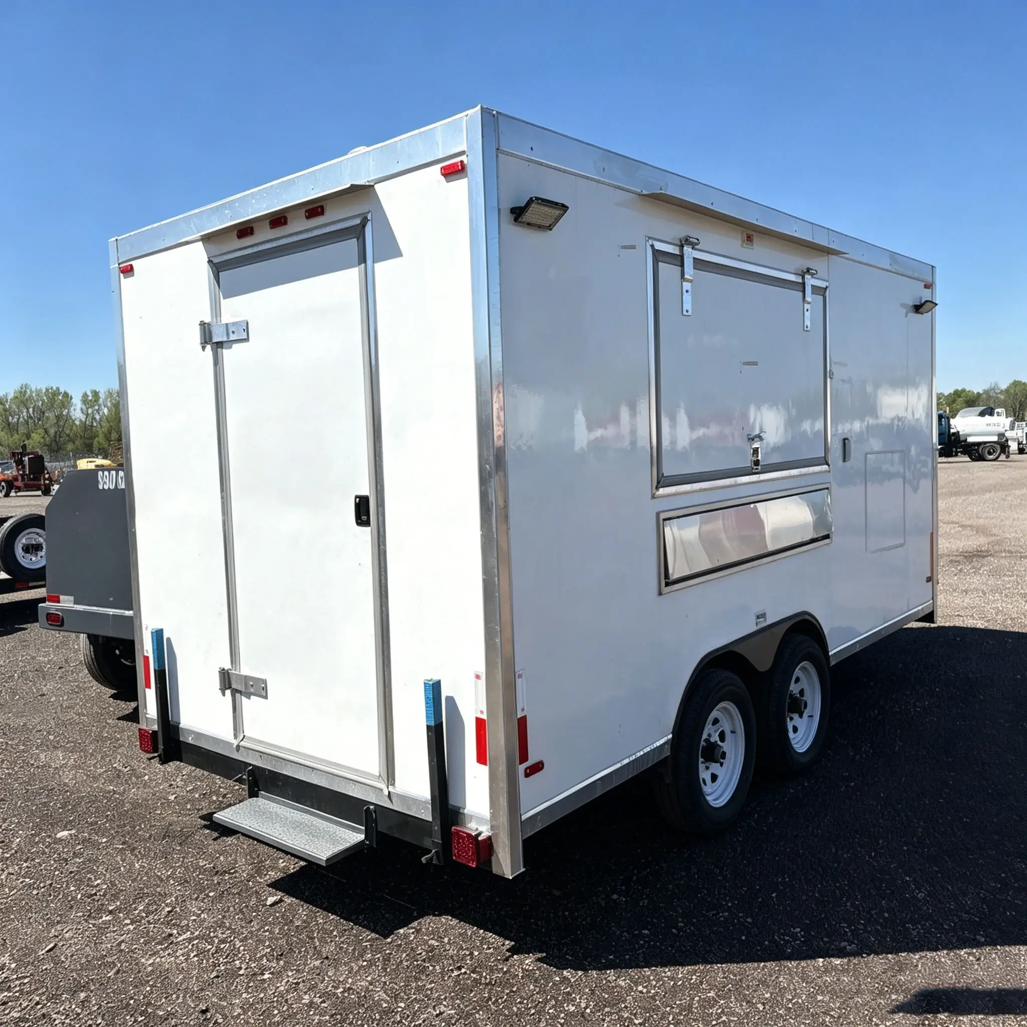 Multifunction Mobile Food Truck with Stainless Steel Construction 200 Units Capacity Customized Color for Business Outdoor Use