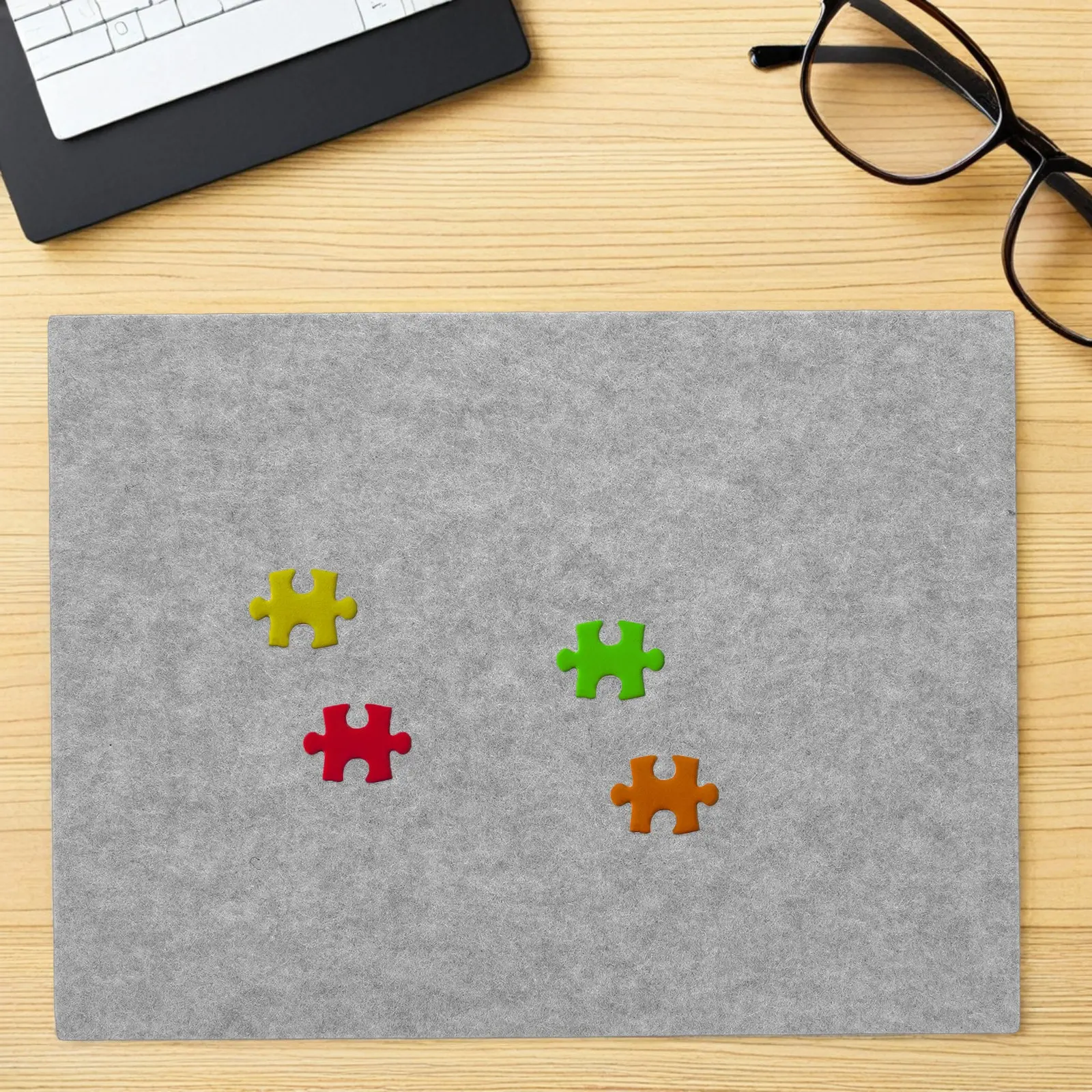 500ピースの携帯用パズルフェルトマット。ボードゲームや家族向けのパズルに最適。58x15cmで折りたたんで収納可能。