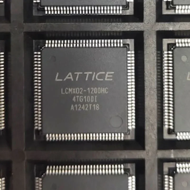 1Pcs New Original LCMXO2-1200HC-4TG100I LCMXO2-1200HC TQFP100 FPGA - Field Programmable Gate Array 1280 LUTs 80 I/O 3.3V -4 SPD