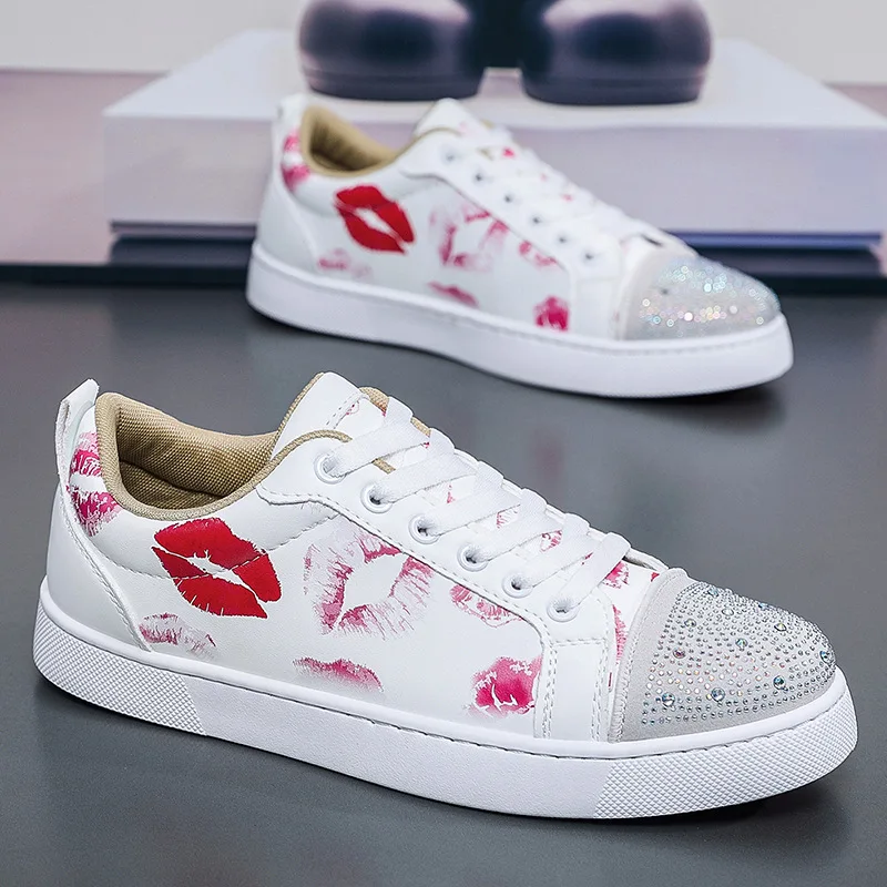 Neue Herrenschuhe aus PU-Leder mit Schnürung, Punk-Nieten und Lippen-Print, Damen-Outdoor-Laufschuhe, Trendige Hochwertige Schuhe für Männer