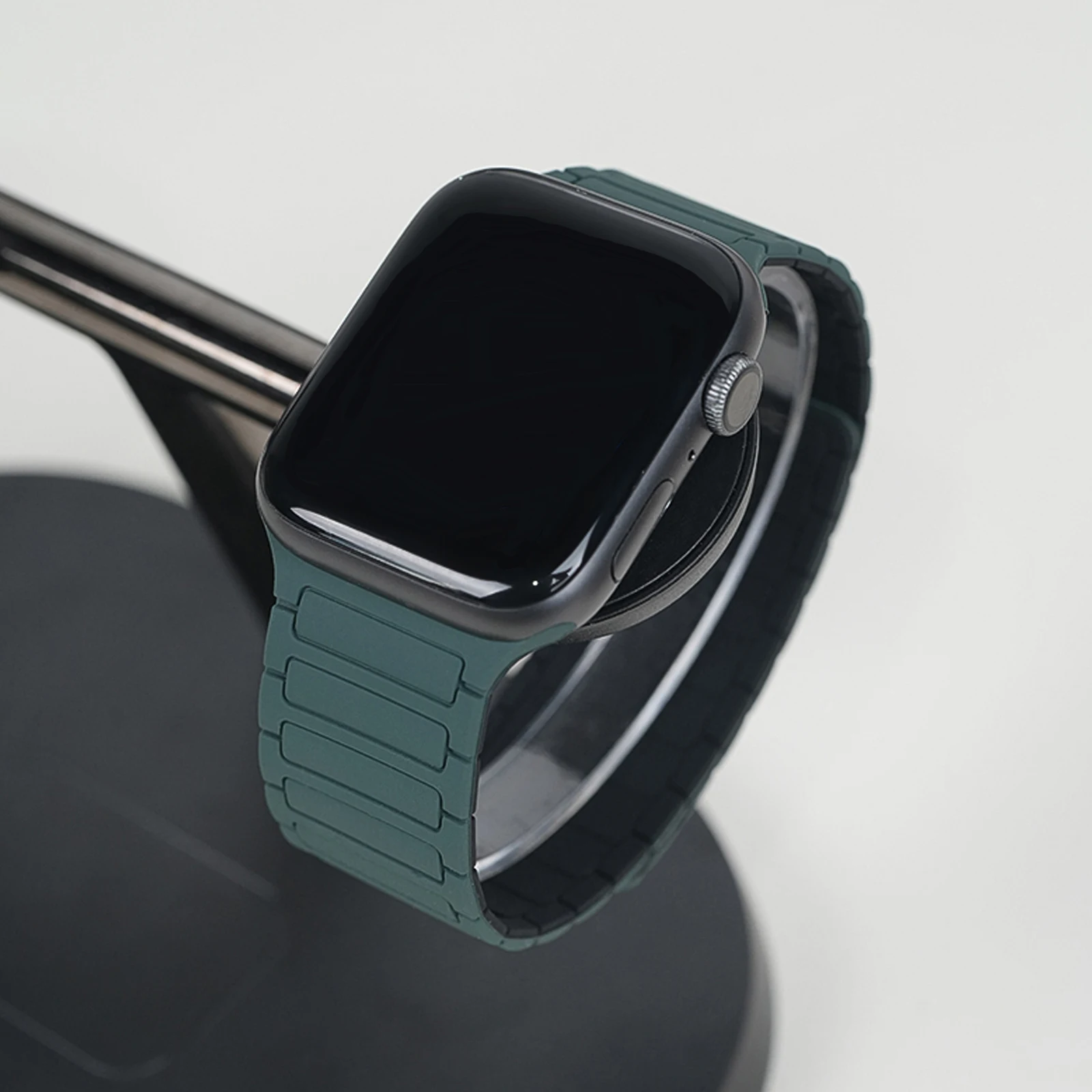 Magnetic Strap For Apple Watch Ultra 2 49mm 44mm 45mm 38mm 42mm 41mm belt Silicone Bracelet iWatch Series 8 7 6 5 9 Se 40mm band