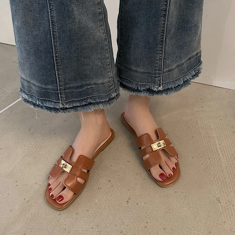 2024 Hot Sale Women Slippers Open Toe Flat Shoes Metal Decoration Designer Women Mules Brand Fashion Show Slippers Women Sandals