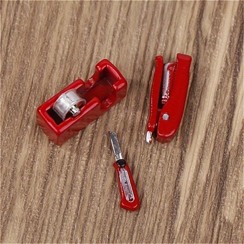 

1set Dollhouse Mini Plastic Simulation Tape Dispenser and Utility Knife Model Stationery Set Accessory No Electricity Required