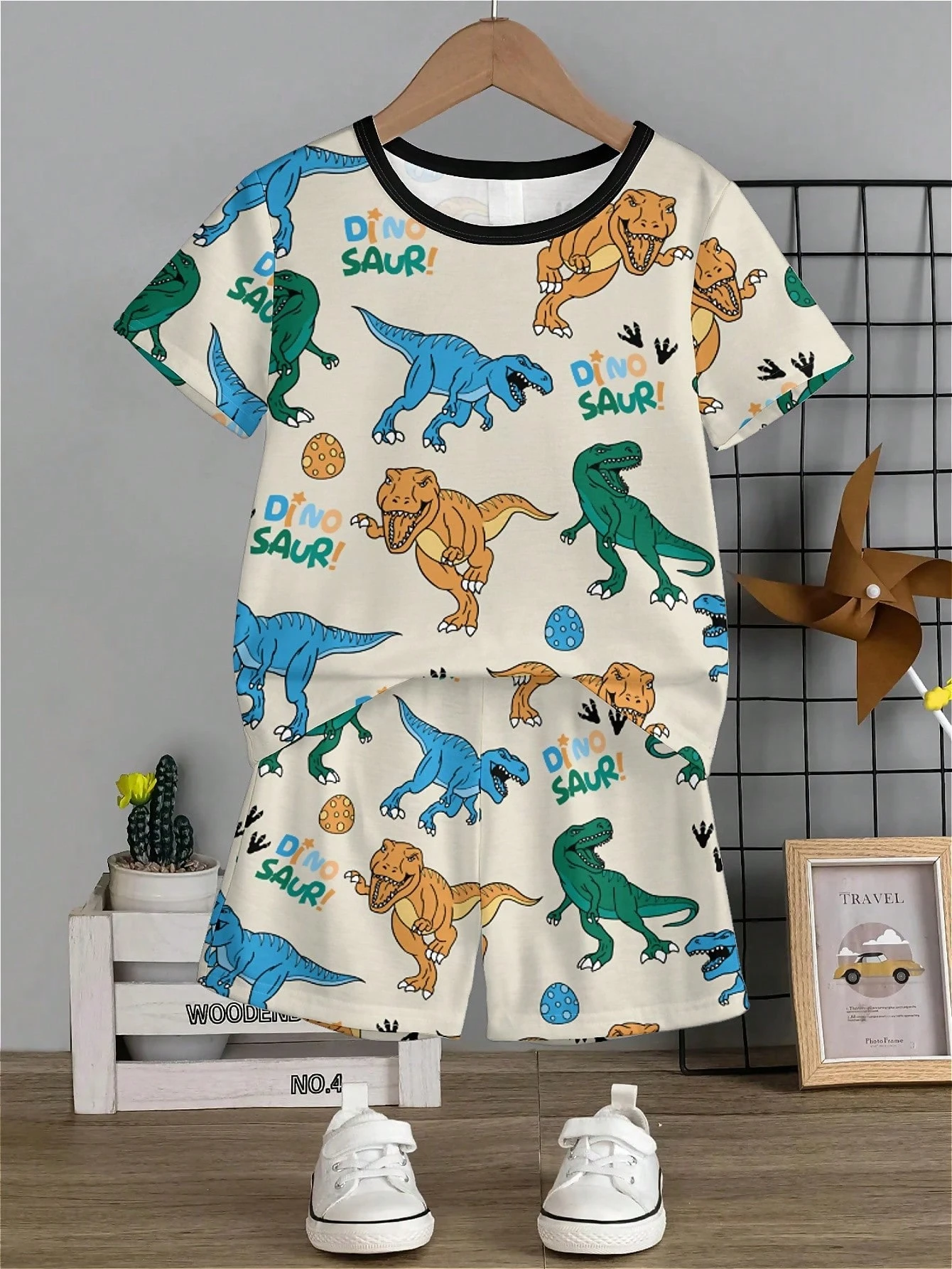 Stylish Little Boy Casual Minimalist Dinosaur Print Short Sleeve T-shirt and Shorts Two-piece Set for Summer