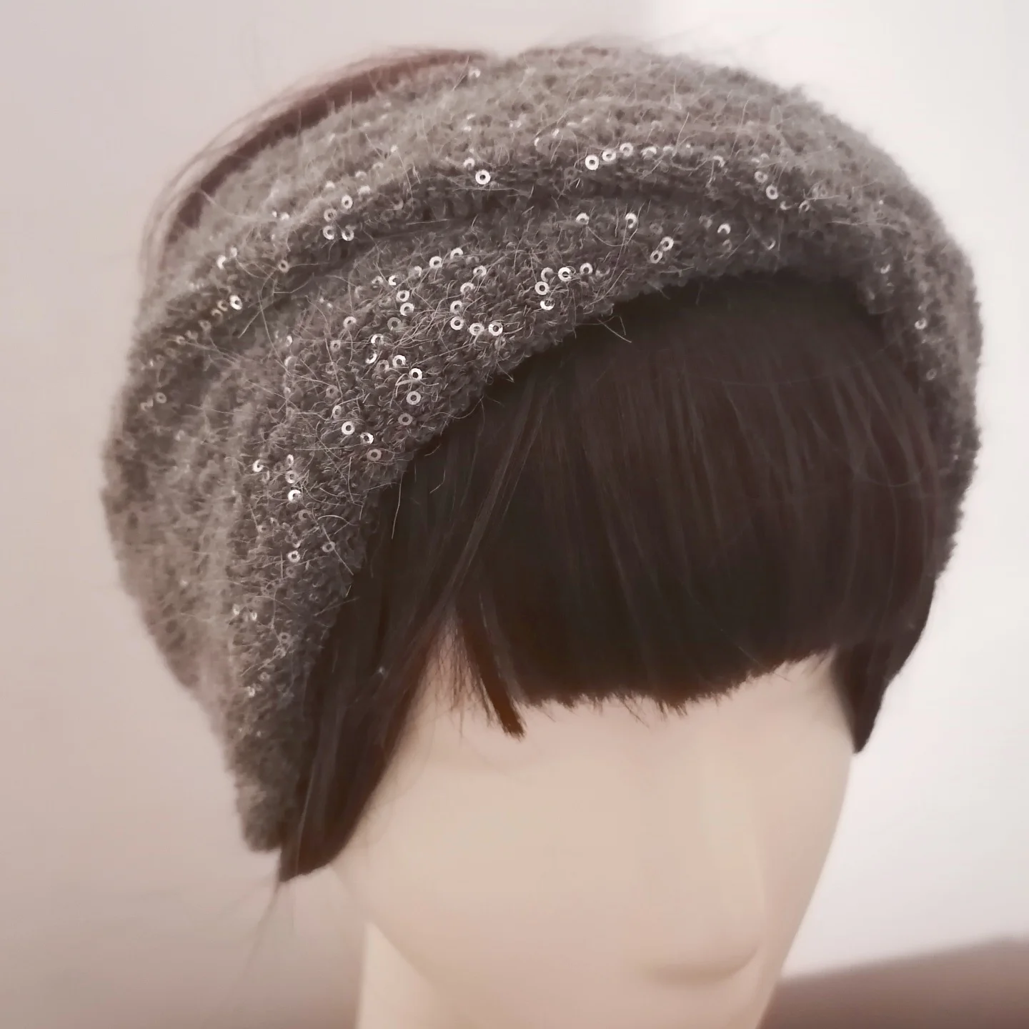 グレーの光沢のあるニットヘアバンド、伸縮性のある締め付けないヘアバンド、ヘアリング、オリジナルデザイン、手作り、磨き上げ、その他の素材、花柄