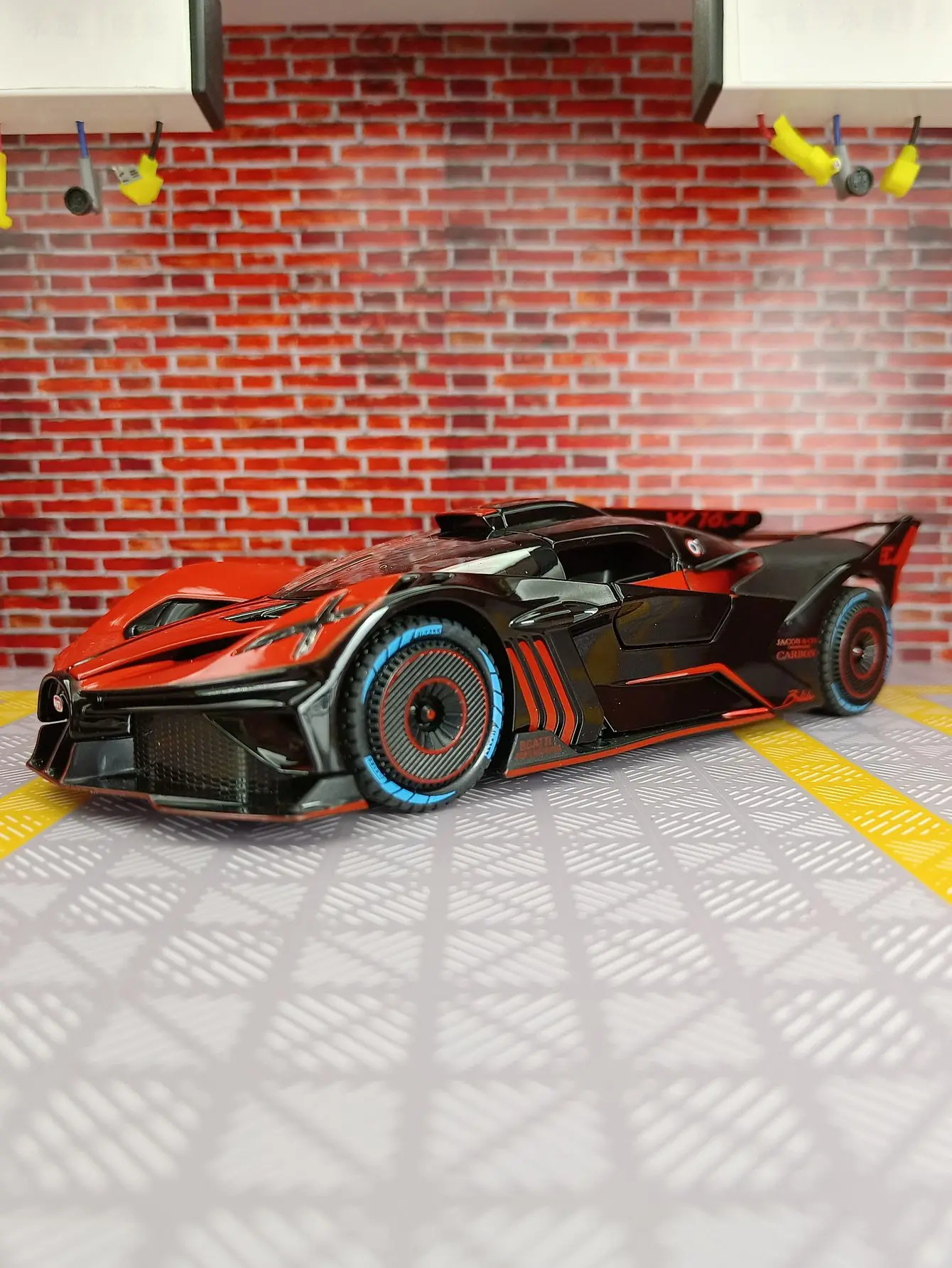 1:24 simulação Bugatti liga modelo de carro ornamentos, portas e capô do motor, porta-malas pode ser aberto, presentes de retorno de som e luz1: 2