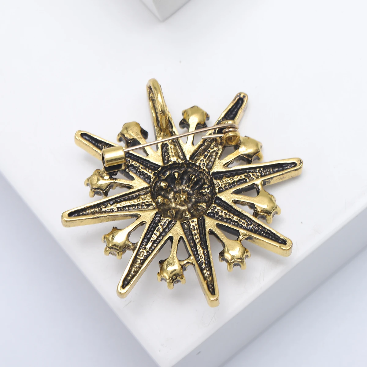 Korean Exquisite Rhinestone Star brooch Simple women's clothing accessories with corsage