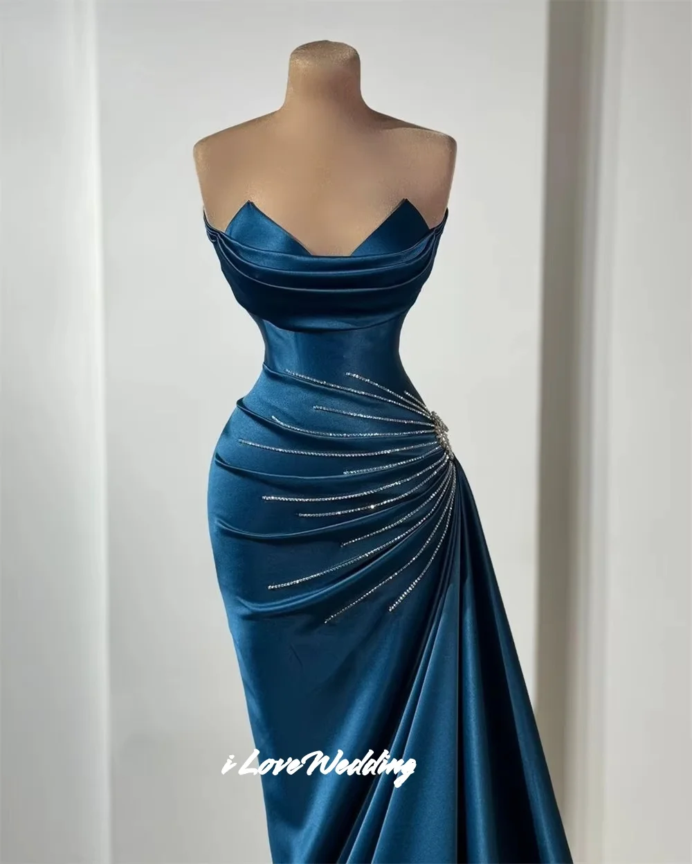 Синие вечерние платья с v-образным вырезом 2025: атласные платья без рукавов с бисером и открытой спиной, плиссированные платья длиной до пола, свадебные платья по индивидуальному заказу