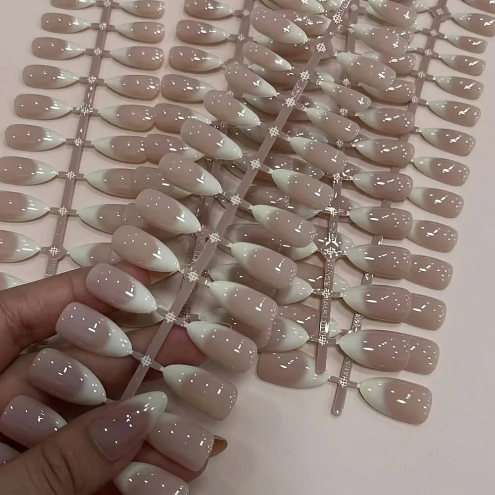 120 Stück mittelgroße, mandelförmige, nude-weiße, verlaufsartige französische Kunstnägel, glänzendes Verlaufsdesign, milchig-weiße Spitzen, vollflächige Press-On-Nagelspitzen