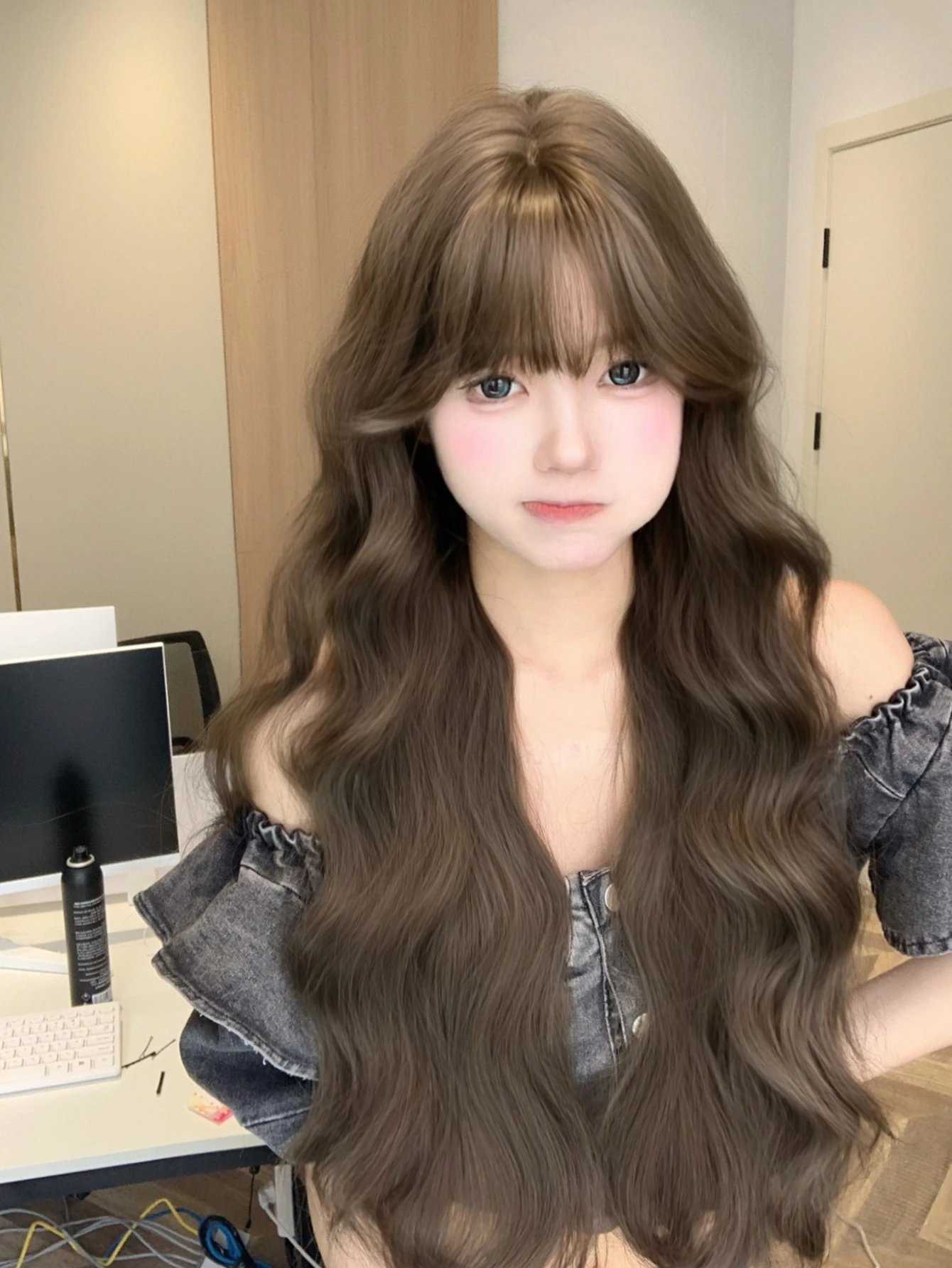 Wig sintetis Lolita cantik warna coklat 28 inci dengan Wig rambut panjang bergelombang untuk penggunaan sehari-hari wanita Cosplay tahan panas