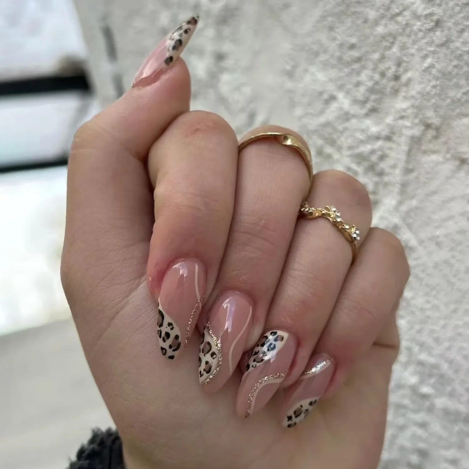 24 pezzi set di unghie lunghe alla mandorla stampa su linea di polvere lucida con stampa leopardata unghie finte indossabili copertura completa artificiale punte per unghie finte