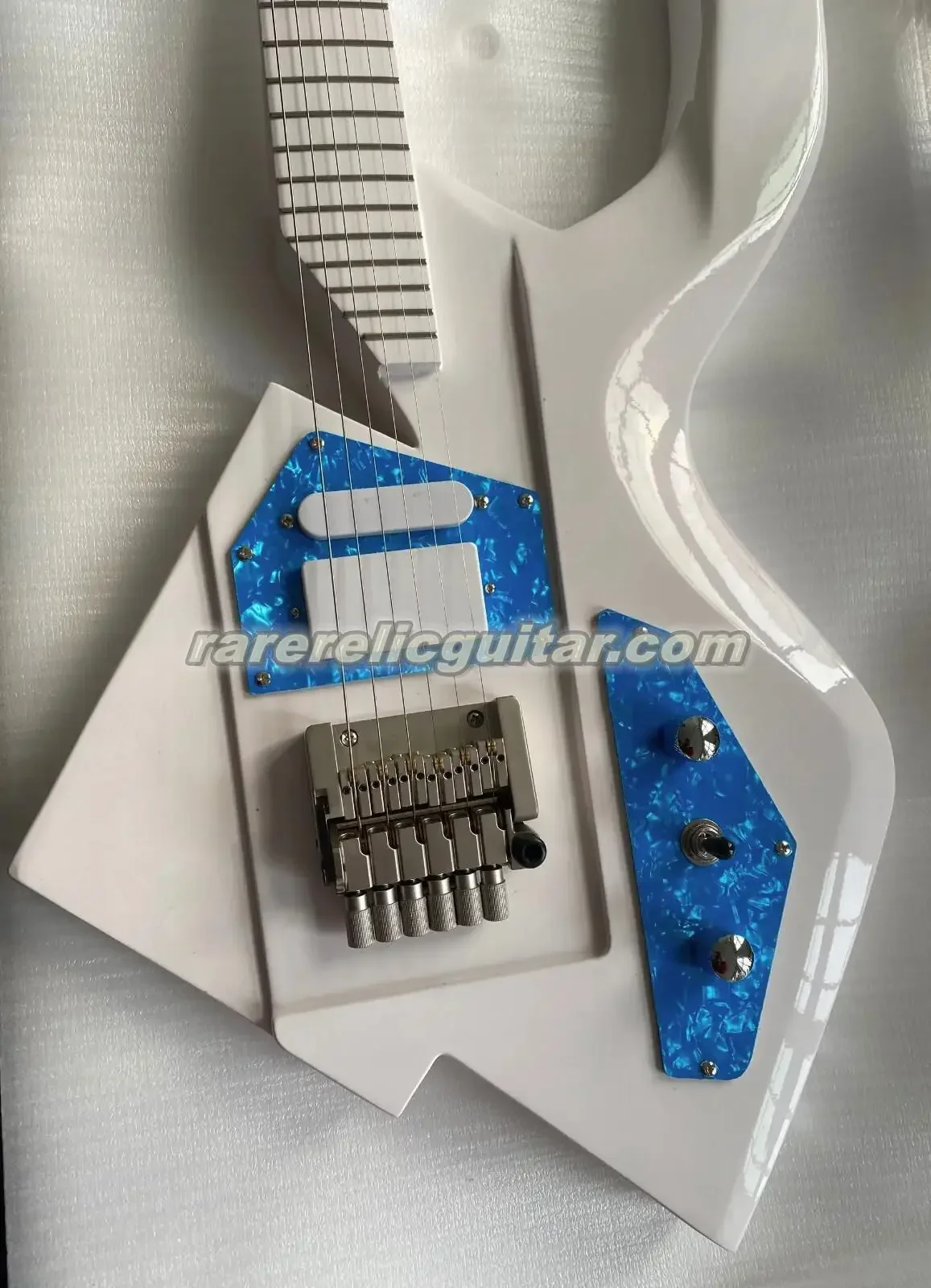 

Prince Model C White Electric Guitar Blue Pearl Pickguard Tremolo Bridge Korea Import Chrome Hardware White Pickups