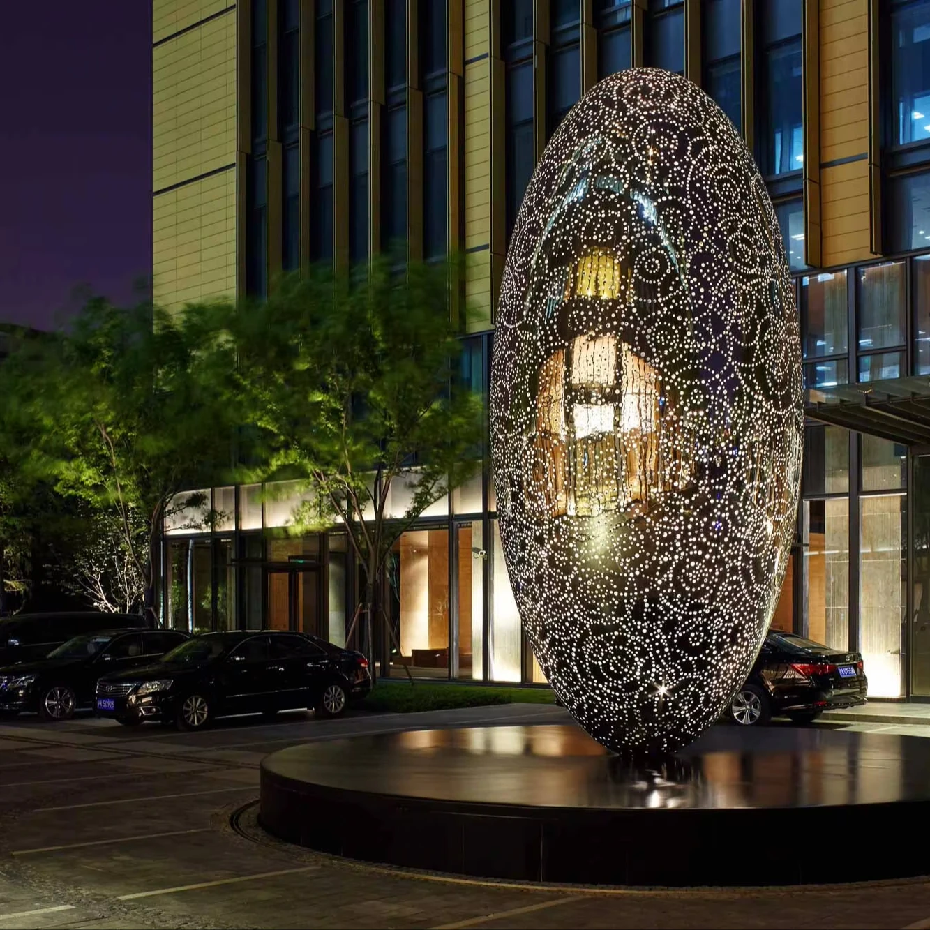 Decorazione esterna Hotel Grande arte astratta moderna Sfera ovale cava lucida Scultura in acciaio inossidabile Statua a LED in metallo