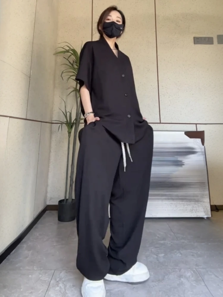 

Летний новый повседневный спортивный костюм с V-образным вырезом, коротким рукавом и длинными брюками, комплект из двух предметов для мужчин и женщин, дышащий, модный, парный комплект