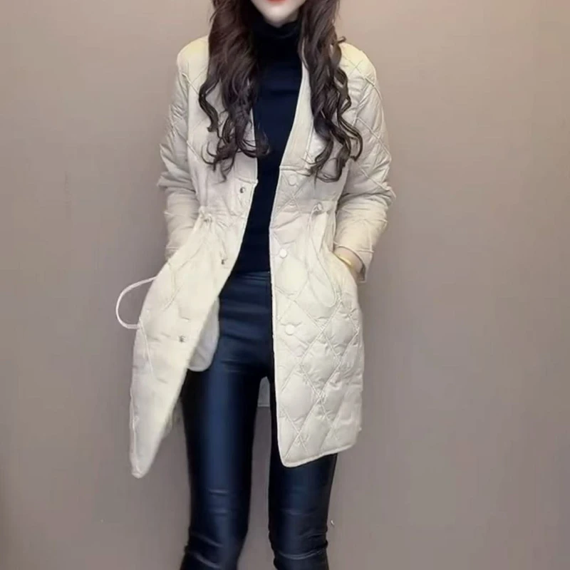 تصميم خريف وشتاء أنيق للسيدات لعام 2026 من سترة مبطنة بالقطن للتخسيس على شكل حرف V وخصر على شكل حرف V للنساء