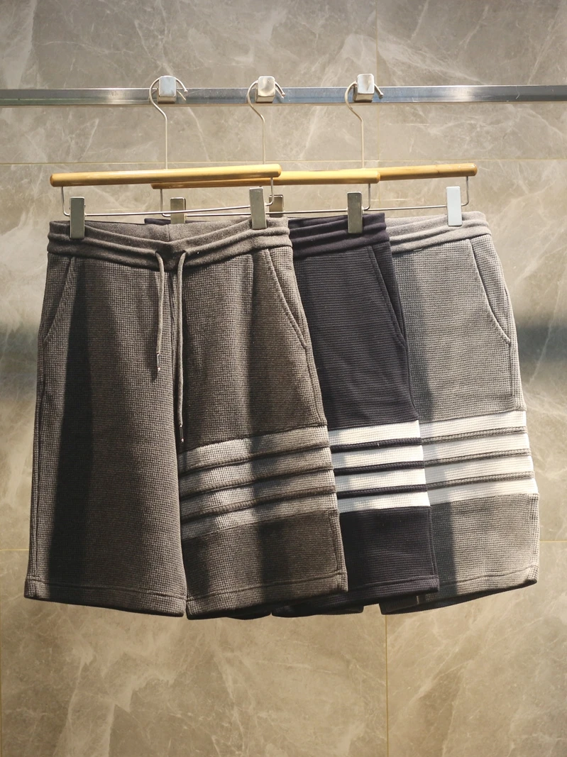 

Новые летние спортивные шорты премиум-класса с четырьмя полосками, модные хлопковые прямые брюки средней длины (до колена) для мужчин и женщин