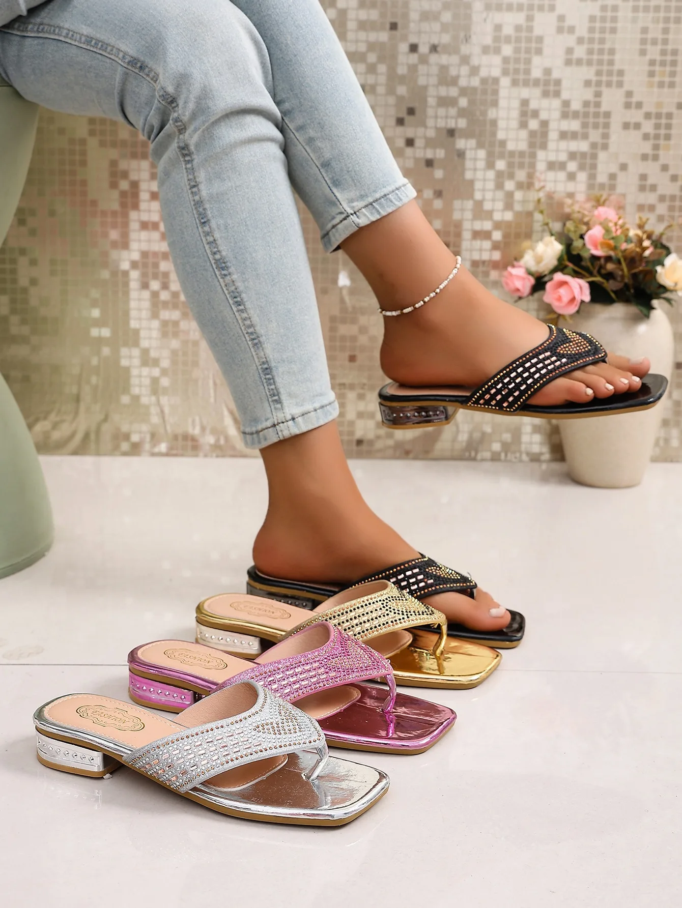 Sommerliche Damen-Sandalen in Übergrößen 2026: Neue modische flache Pantoletten mit niedrigem Absatz, Strass-Clip-Zehen und eckiger Zehenpartie – Zapatos Mujer – Detail 5