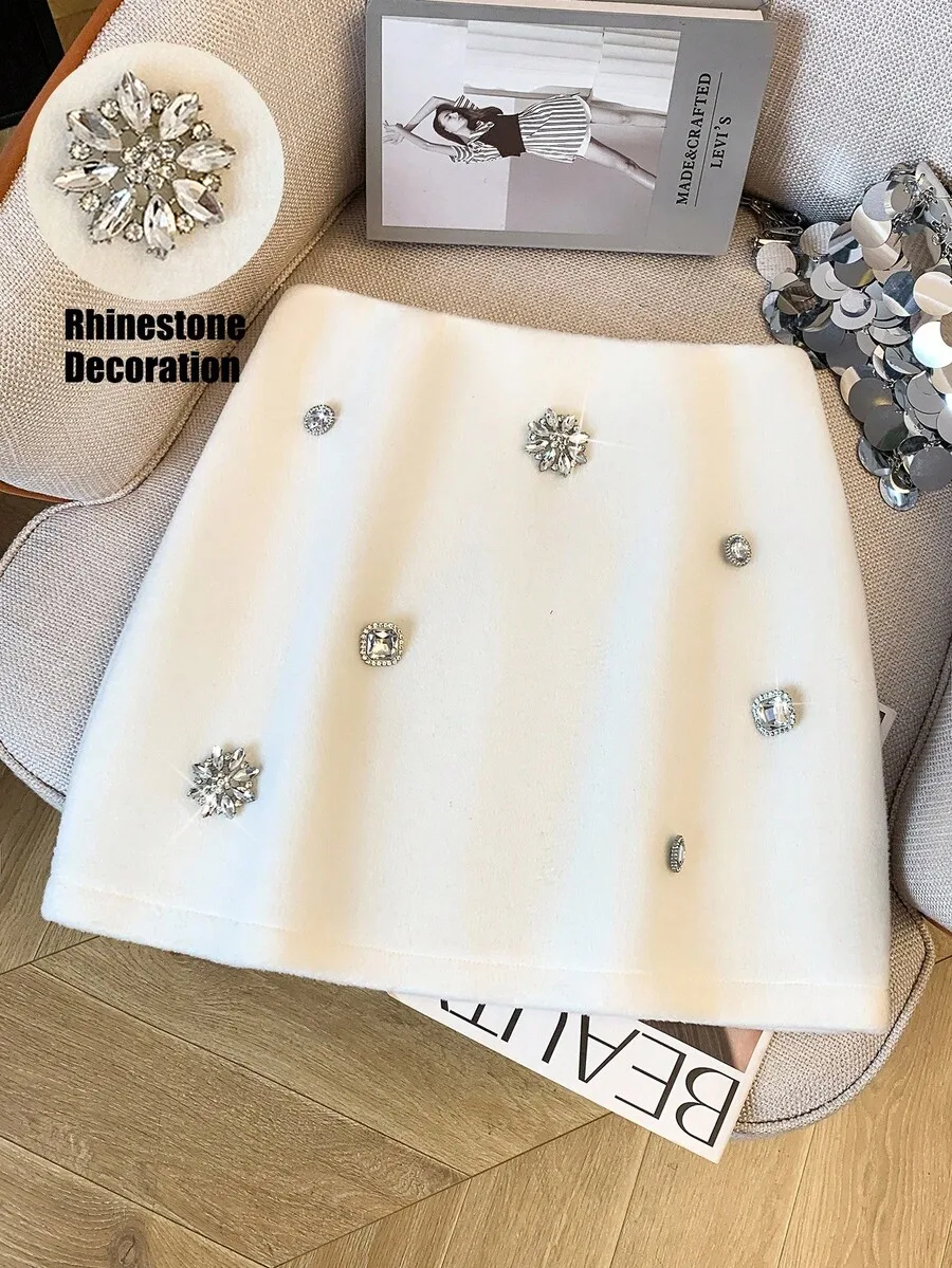 

Элегантная белая шерстяная мини-юбка с декоративными элементами из страз