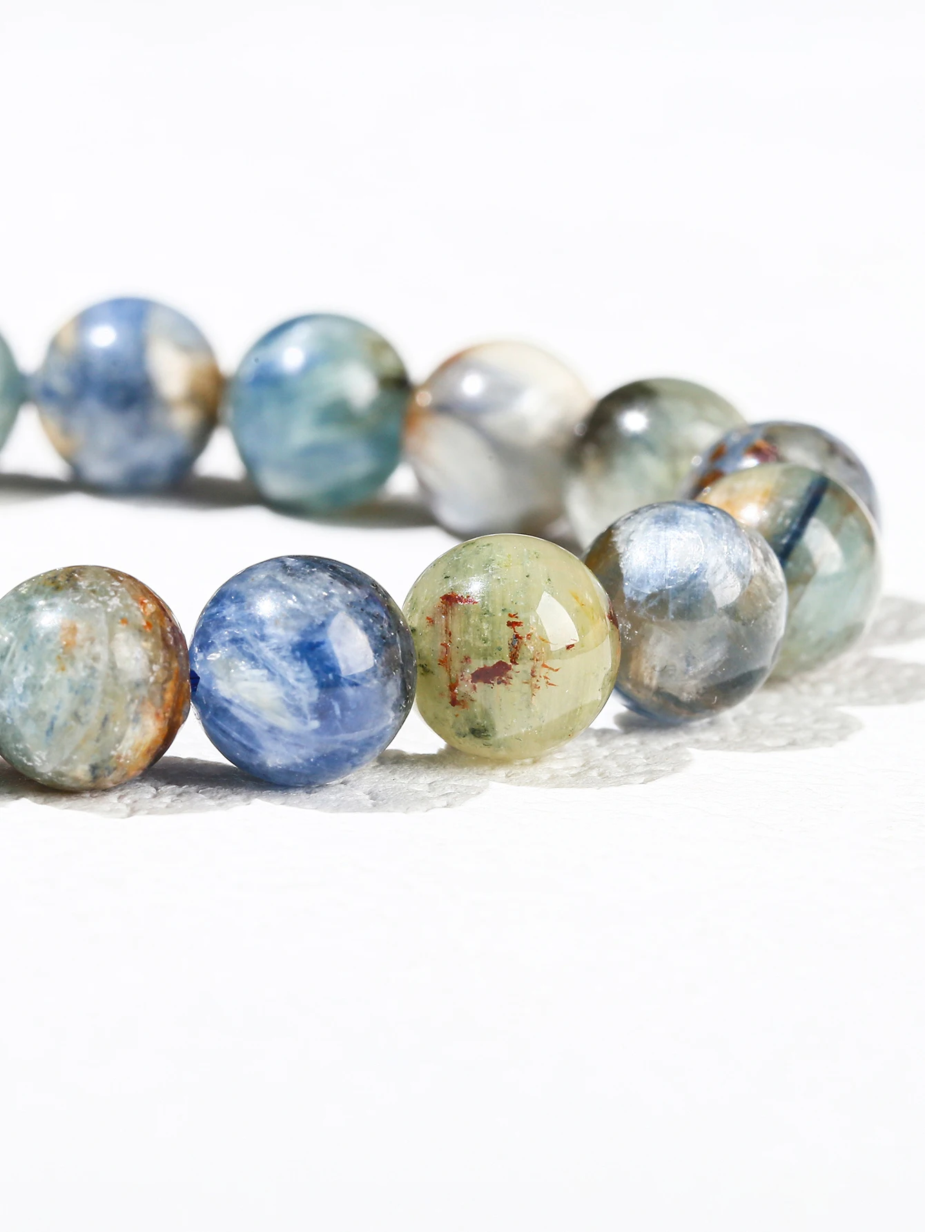 Armband aus Natursteinen, blaues Kyanit-Steinarmband, Edelsteinperlen, Chakra-Stein-Schmuck für Damen und Herren, spirituelles Geschenk. – Detail 5