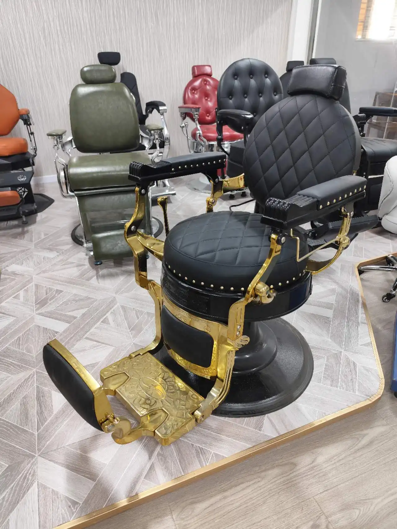 Luxury Black Gold Hydraulic Barber Chair With Reclining Backrest Adjustable Headrest And Footrest For Barbershop Salon Decor